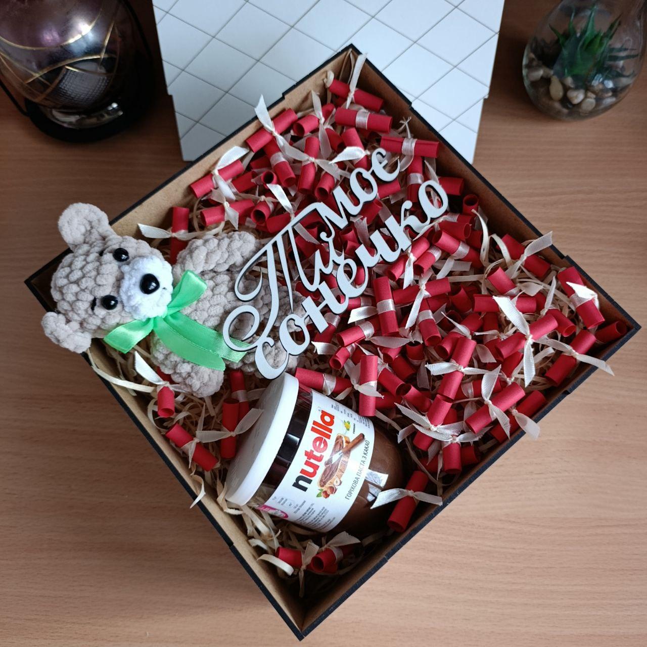 Подарочный бокс со сладостями мягкой игрушкой и101 причиной почему я тебя люблю на 8 марта (ar188)