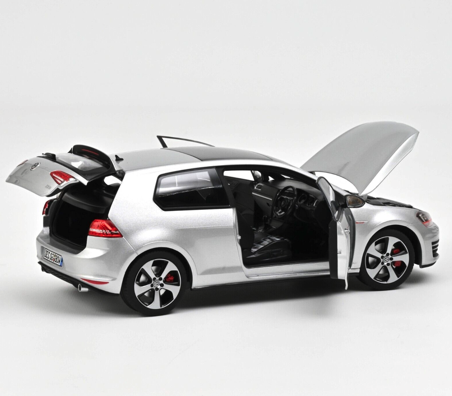 Модель автомобиля Norev 1:18 Volkswagen Golf 7 GTI 3d Silver (188551) - фото 3 Модель автомобиля Norev 1:18 Volkswagen Golf 7 GTI 3d Silver (188551) - фото 3