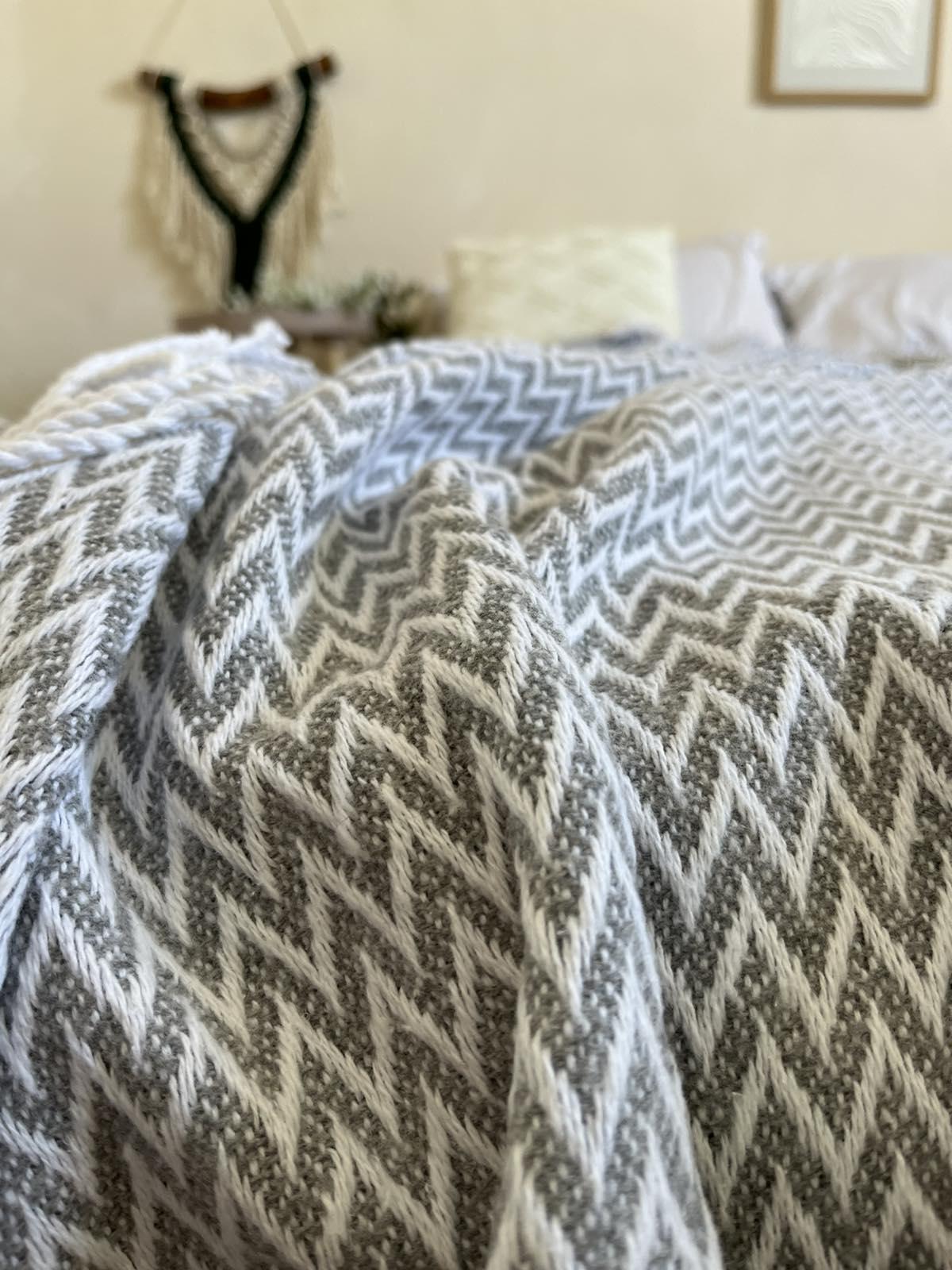 Плед хлопковый Vladi ЗИГЗАГ с кистями 200х220 см Серый (22614003) - фото 6 Плед хлопковый Vladi ЗИГЗАГ с кистями 200х220 см Серый (22614003) - фото 6