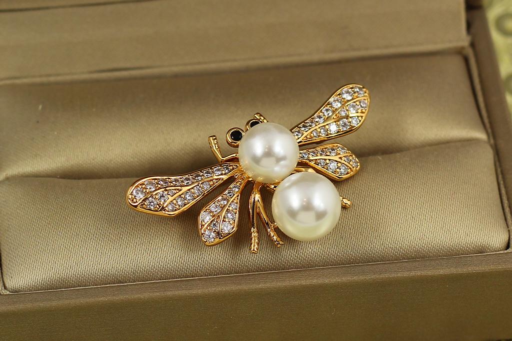 Брошка Xuping Jewelry Жучок з двома перлинами Золотий (31022787)