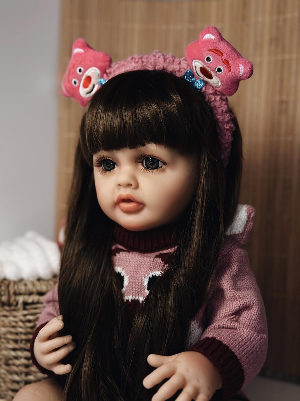 Кукла кукла реалистичная KEIUMI винил-силиконовая в вязаной кофточке с мишкой и аксессуарами 55 см - фото 3