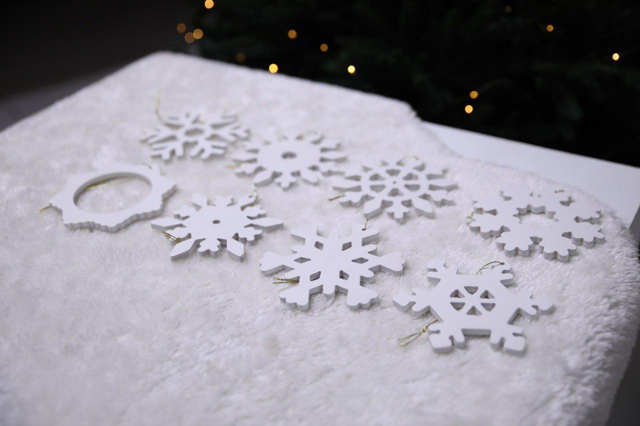 Снежинки новогодние украшения подвесные из фанеры 8 шт. D12x0,5 см Белый (WD-198.4) - фото 2 Снежинки новогодние украшения подвесные из фанеры 8 шт. D12x0,5 см Белый (WD-198.4) - фото 2