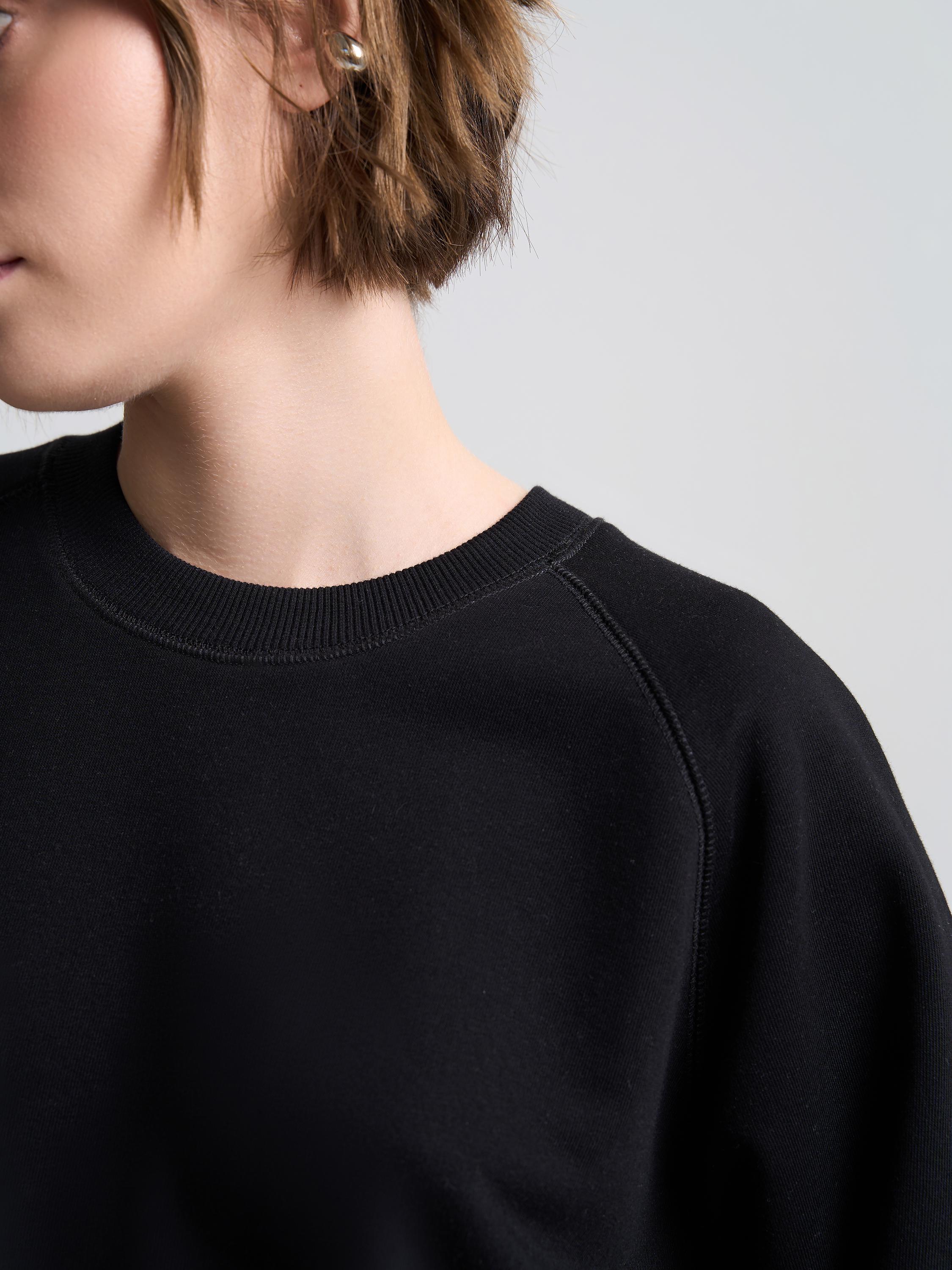 Свитшот-реглан женский укороченный ROZA 231111 M Черный (4824005694196) - фото 3 Свитшот-реглан женский укороченный ROZA 231111 M Черный (4824005694196) - фото 3