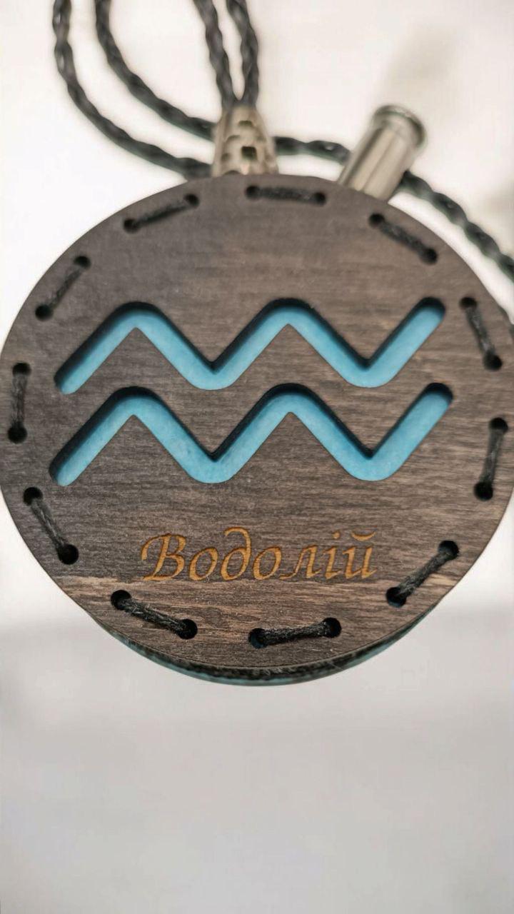 Ароматизатор для авто со знаком зодиака Водолей из дерева/войлока и аромапарфюм 10 мл (92) - фото 2