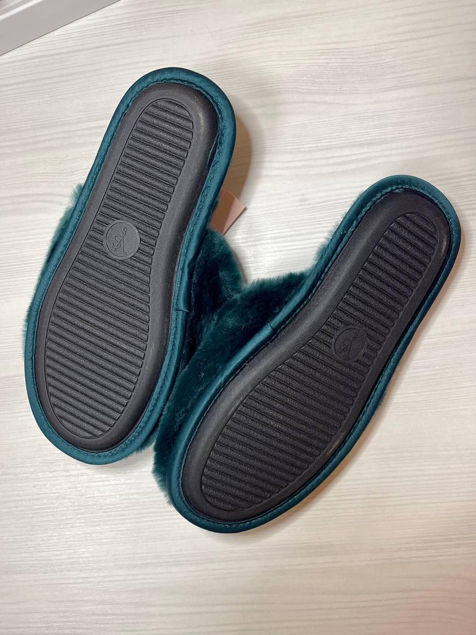 Тапочки домашні жіночі хутряні Victoria's Secret Closed Toe Faux Fur Slipper Kir з логотипом Зелений - фото 6