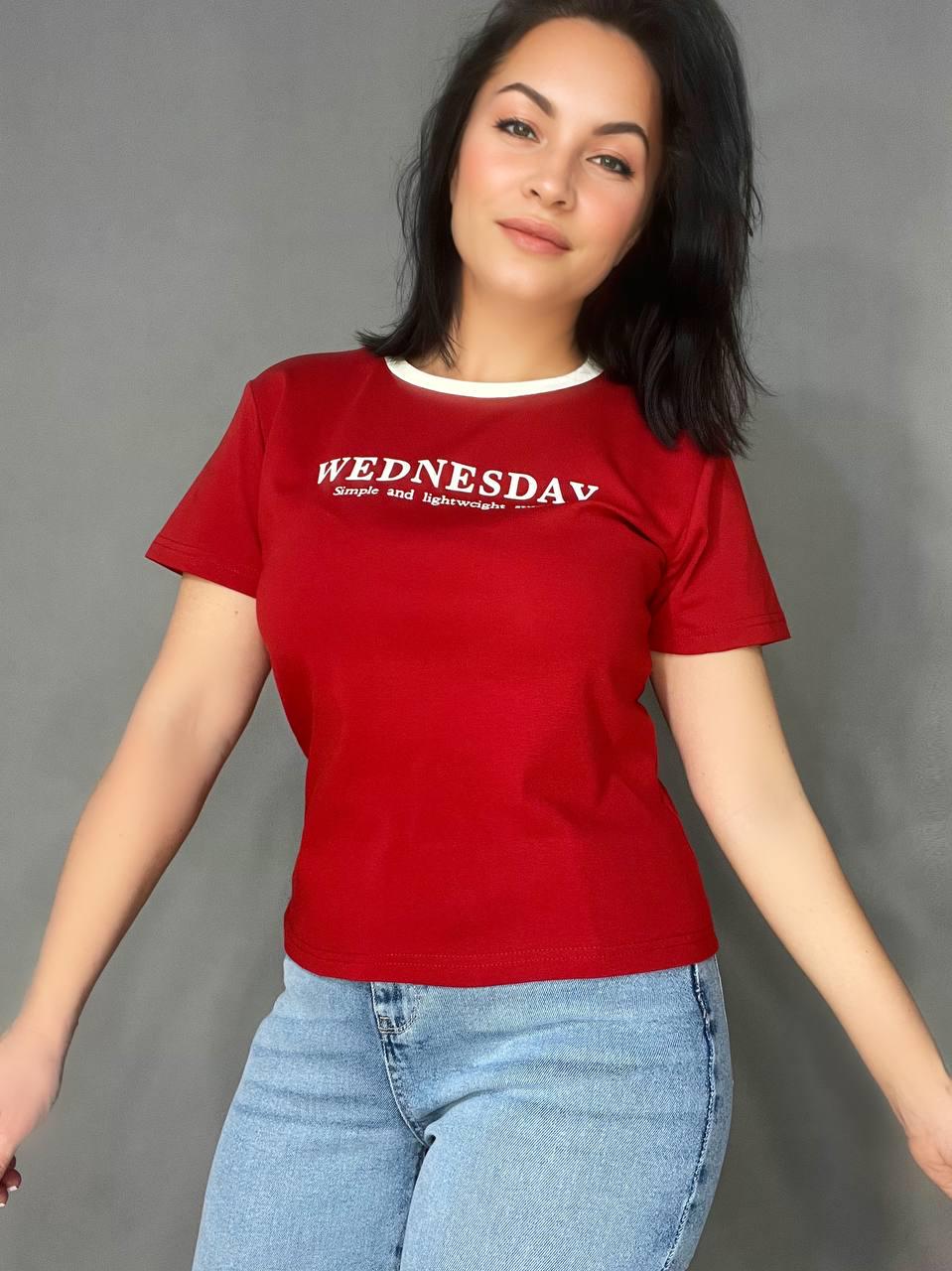 Футболка женская A-N 989 базовая однотонная с надписью WEDNESDAY впереди средняя длина OS Красный (3786)