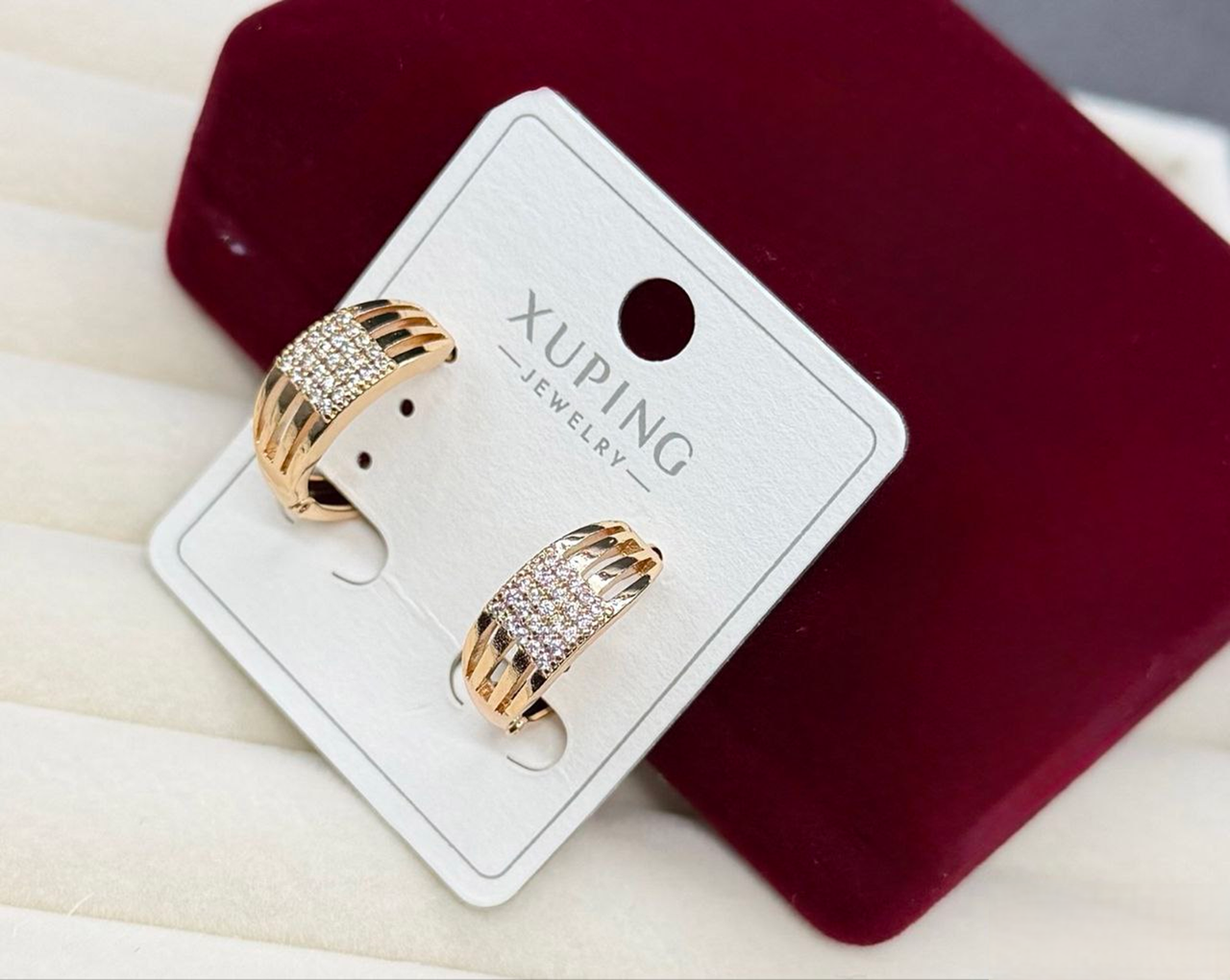 Серьги полукольца Xuping гипоаллергенное медицинское золото с вертикальными прорезями и кристаллами (2906463169)