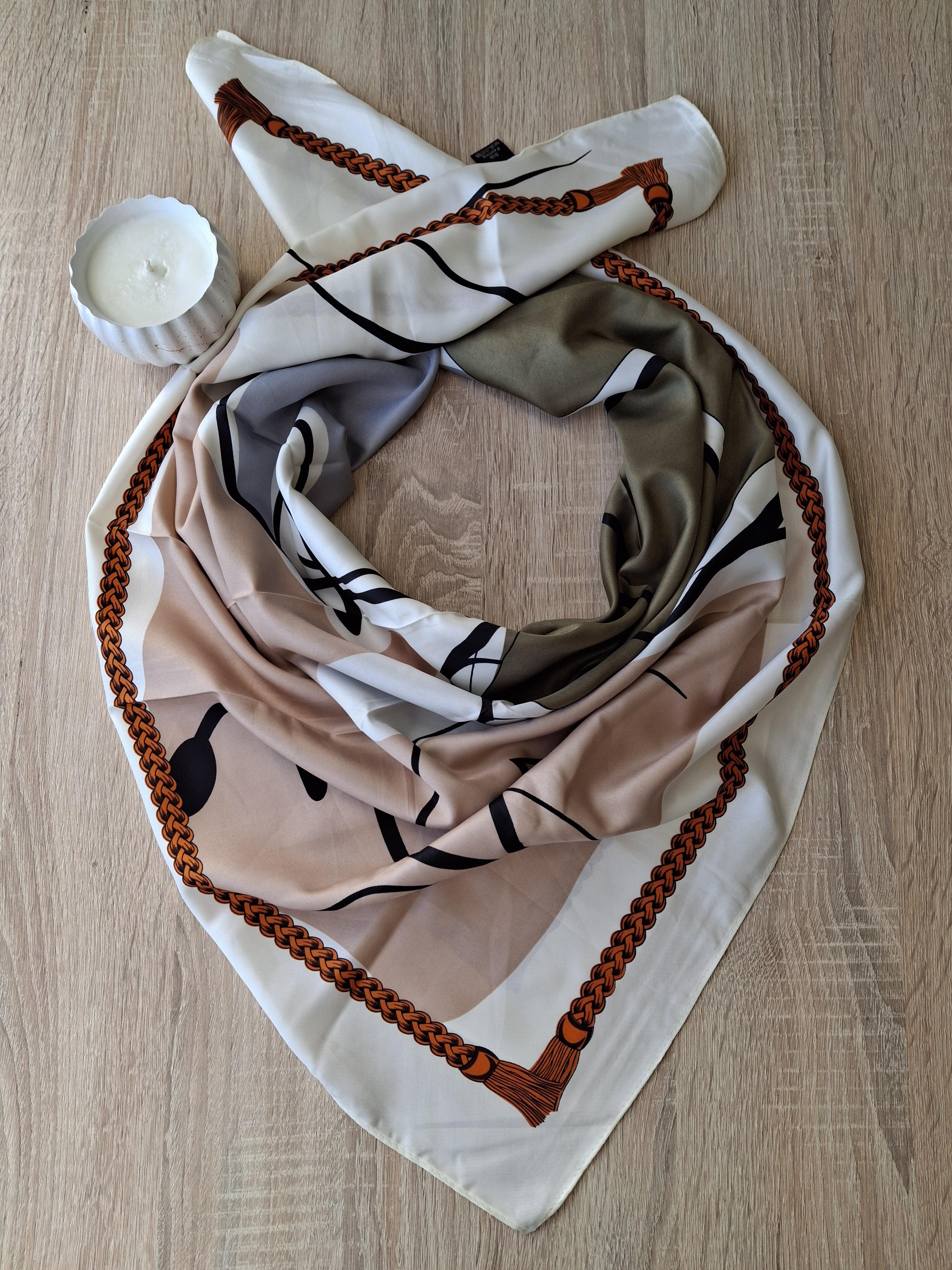 Платок женский шелковый Абстракция 90х90 см Молочно-бежевый