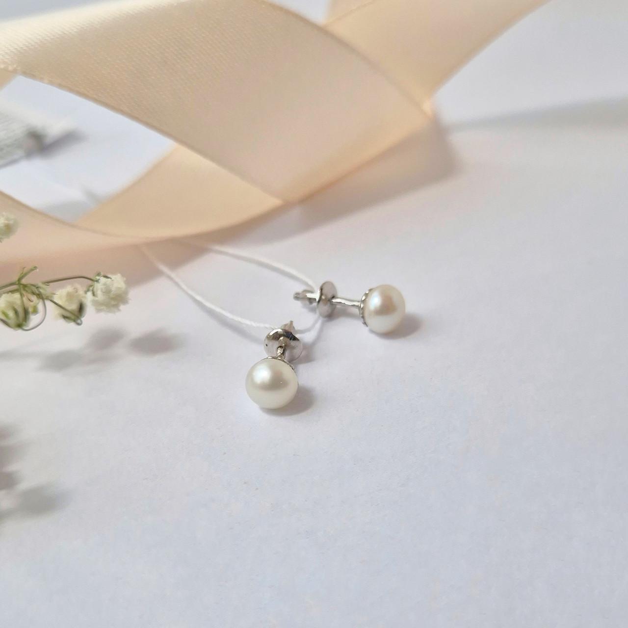 Гвоздики на закрутках с белой жемчужиной серебро 925 пробы родированное 1,30 г (с2ж/422)