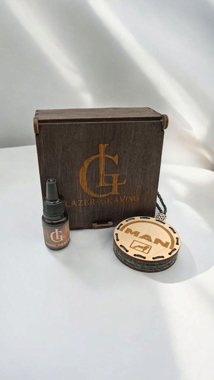 Ароматизатор для авто Man многоразовый из дерева/войлока и аромапарфюм 10 мл в подарочной коробке (113) Ароматизатор для авто Man многоразовый из дерева/войлока и аромапарфюм 10 мл в подарочной коробке (113)