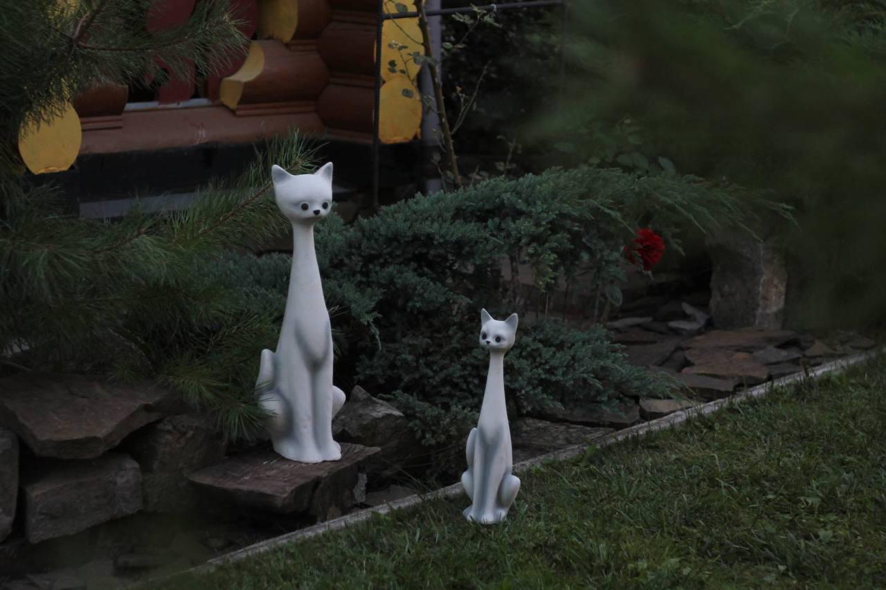 Садовая фигура/статуэтка Пара кошек дистрофиков комплект из цемента ручная работа (641527)