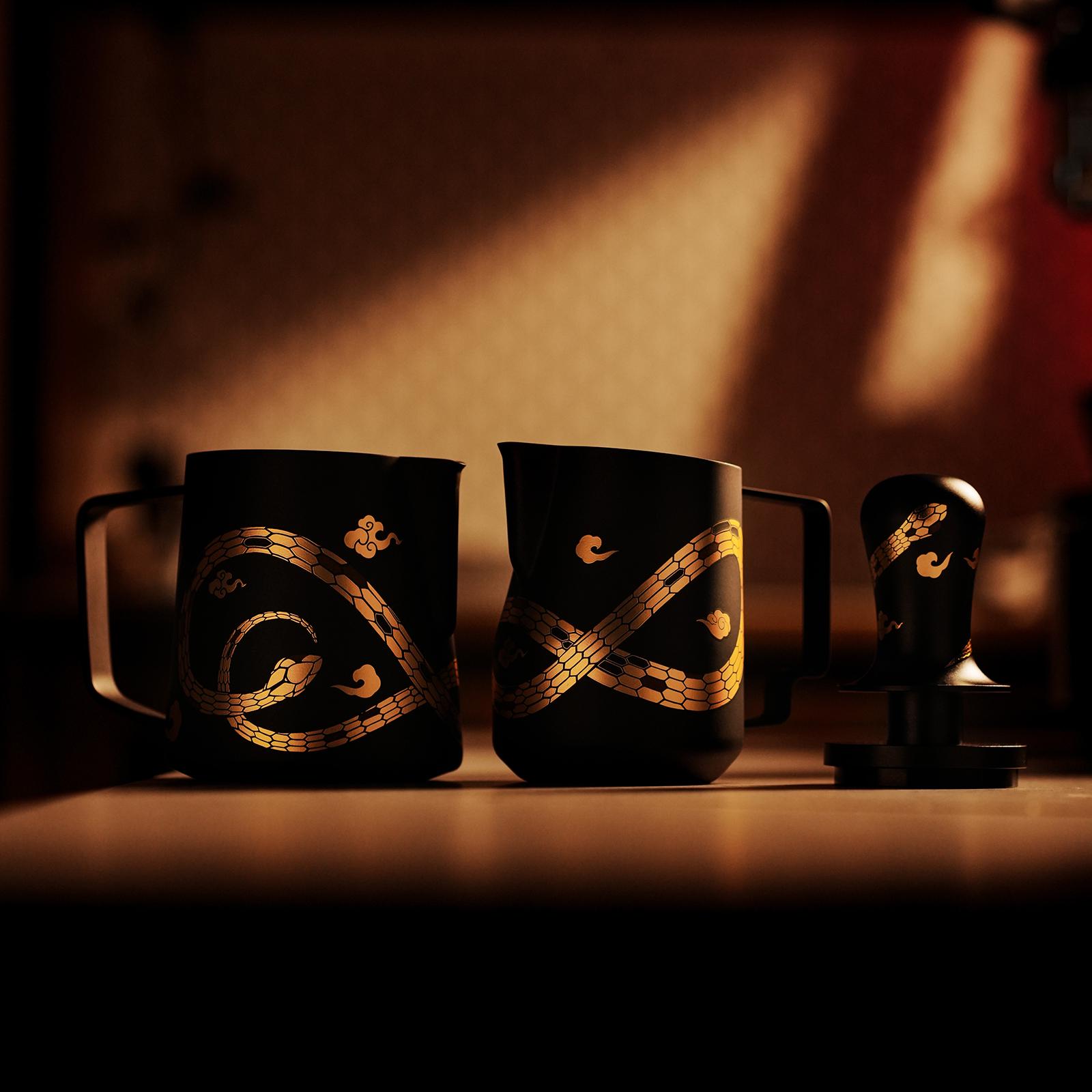 Питчер с ручкой для молока MHW-3BOMBER Turbo Snake Year Limited Edition 450 мл (P6016S-OS) - фото 5