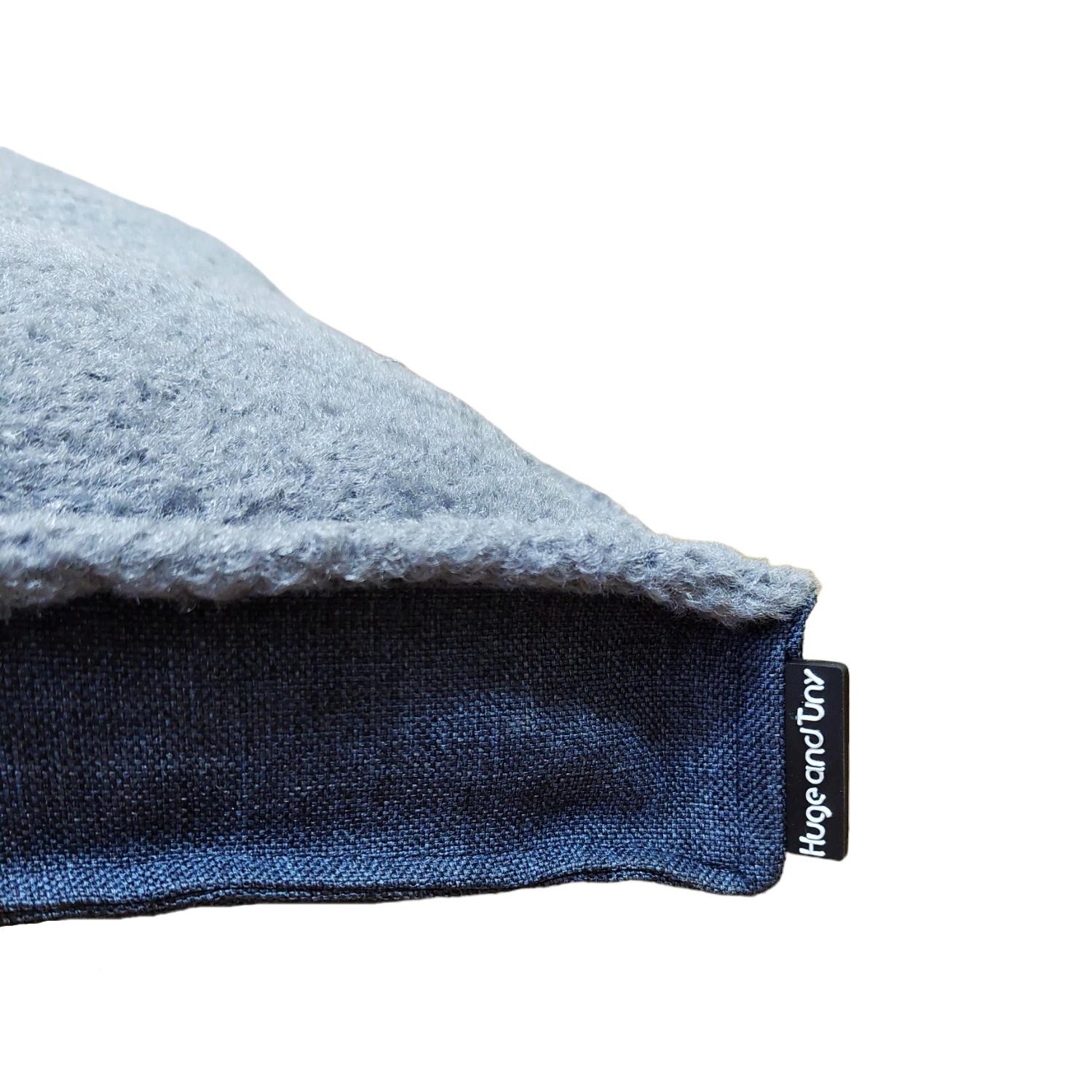 Лежак для собак зі знімним чохлом та бортами Huge and Tiny 120x80x7 см Синій із сірим хутром (11443151) - фото 2 Лежак для собак зі знімним чохлом та бортами Huge and Tiny 120x80x7 см Синій із сірим хутром (11443151) - фото 2