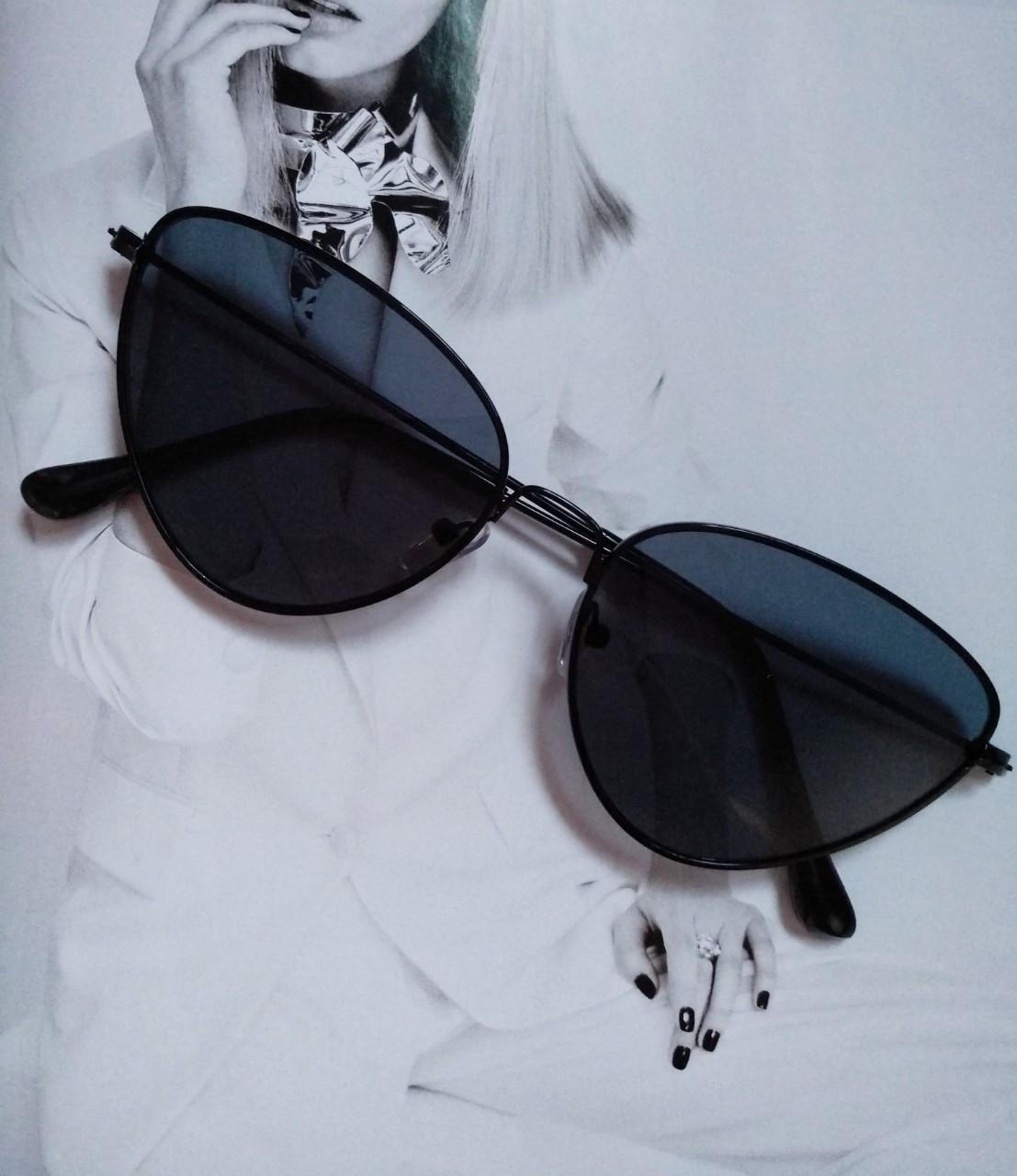 Солнцезащитные очки с цветной линзой треугольной формы Черный Солнцезащитные очки с цветной линзой треугольной формы Черный