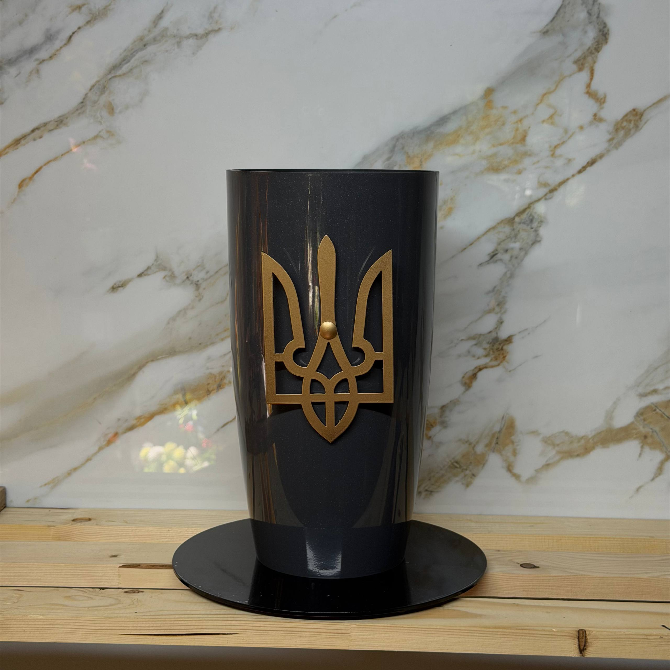 Ваза с трезубом на металлической основе Антрацит/Бронзовый (VFRHG)