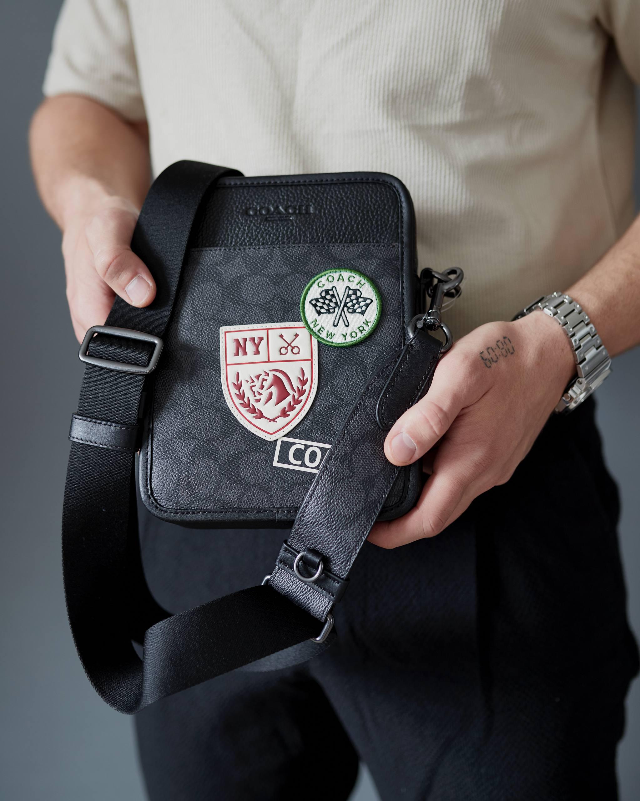 Сумка кожаная COACH Sullivan Crossbody Bag In Signature Canvas With Patches 21х16 см Черный (24064040)