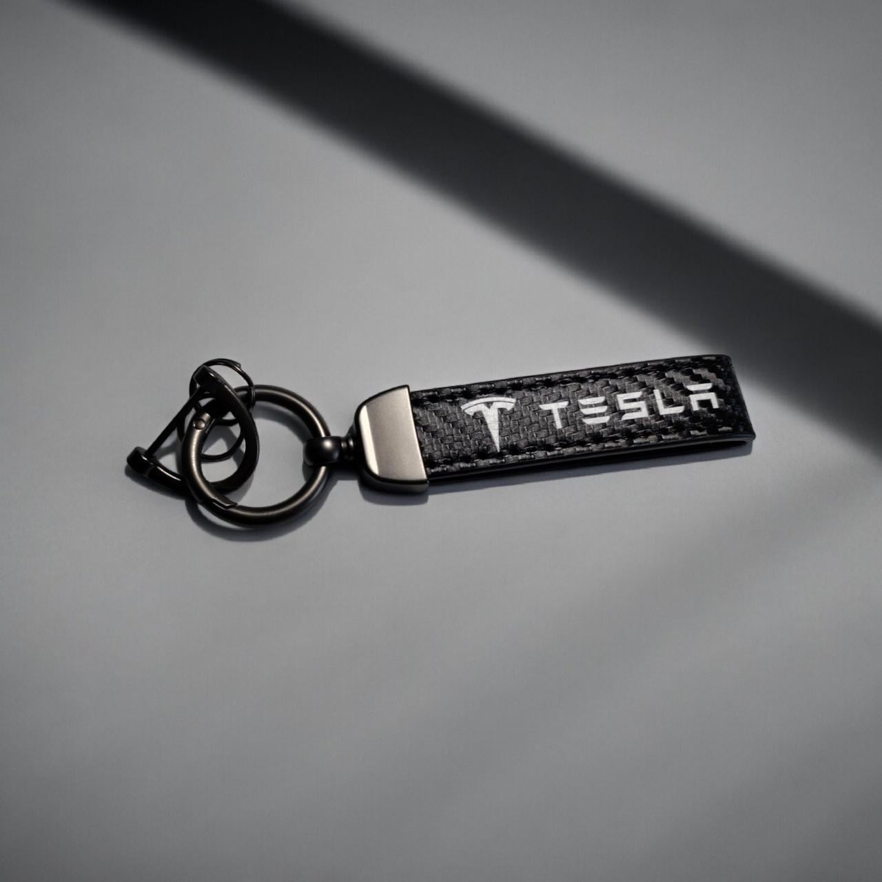 Брелок автомобильный Tesla кожаный с карабином экокожа/металл (2235944423)