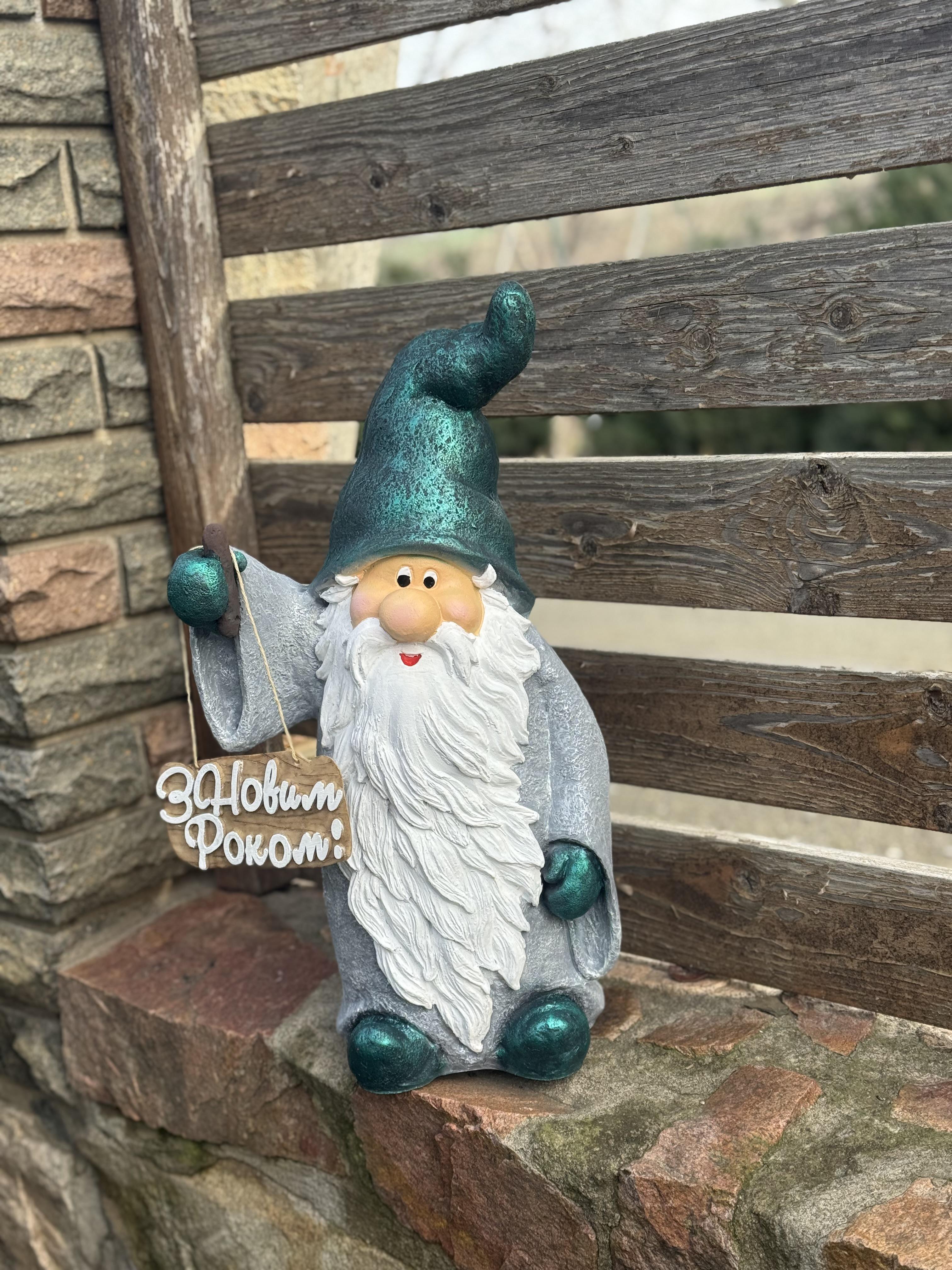 Садова фігура ДомФігурок Гном з табличкою "З Новим роком" Зелений