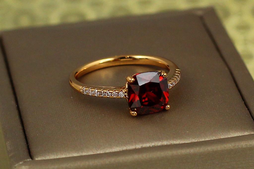 Кільце Xuping Jewelry червоний квадратний фіаніт із доріжками з боків р. 19 Золотистий
