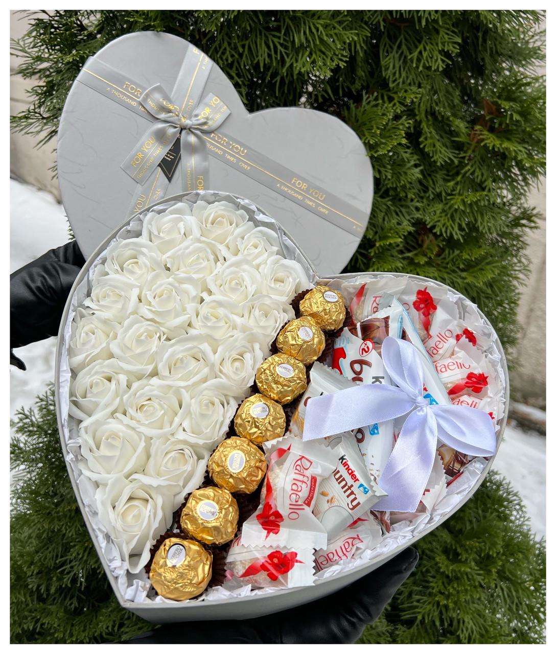 Подарунковий бокс дружині сердцем з солодощами та трояндами з мила квіти 23 шт. Білий (2032313951) - фото 5