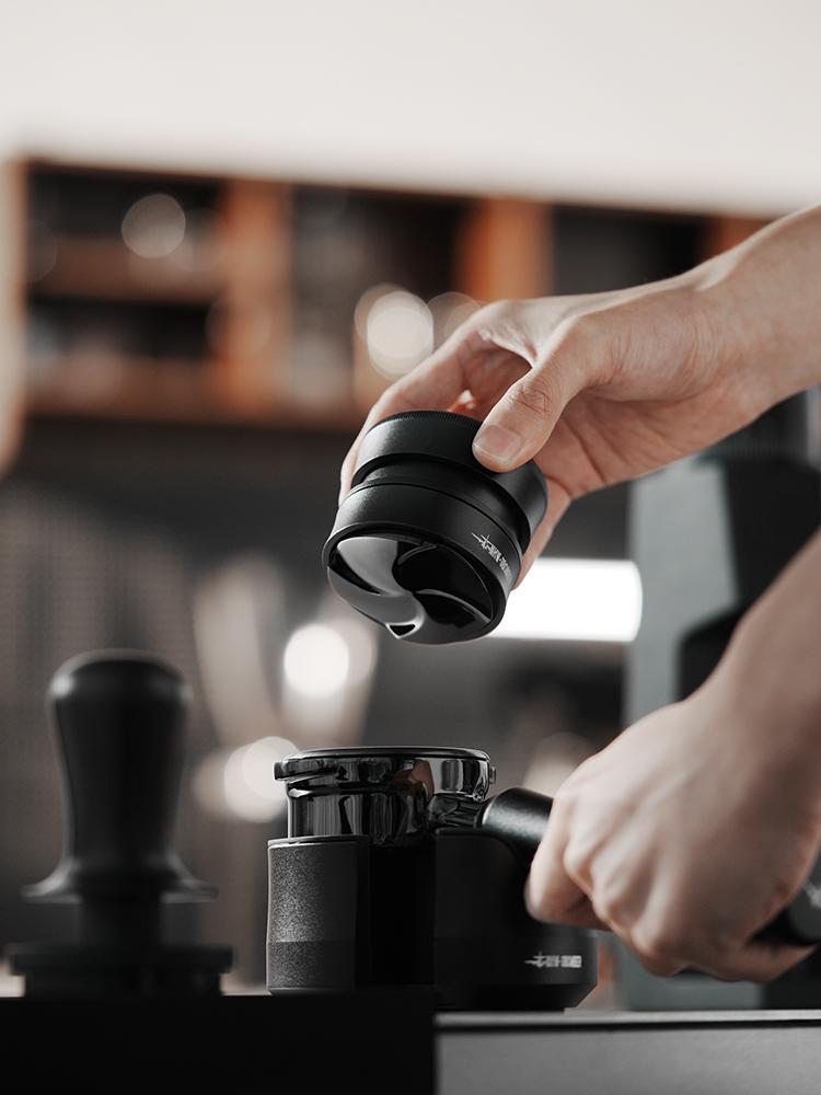 Вирівнювач кави MHW-3BOMBER Astra Collection Effcient Gravity-Driven Distributor 53,35 мм Чорний (T7020-OS) - фото 5 Вирівнювач кави MHW-3BOMBER Astra Collection Effcient Gravity-Driven Distributor 53,35 мм Чорний (T7020-OS) - фото 5
