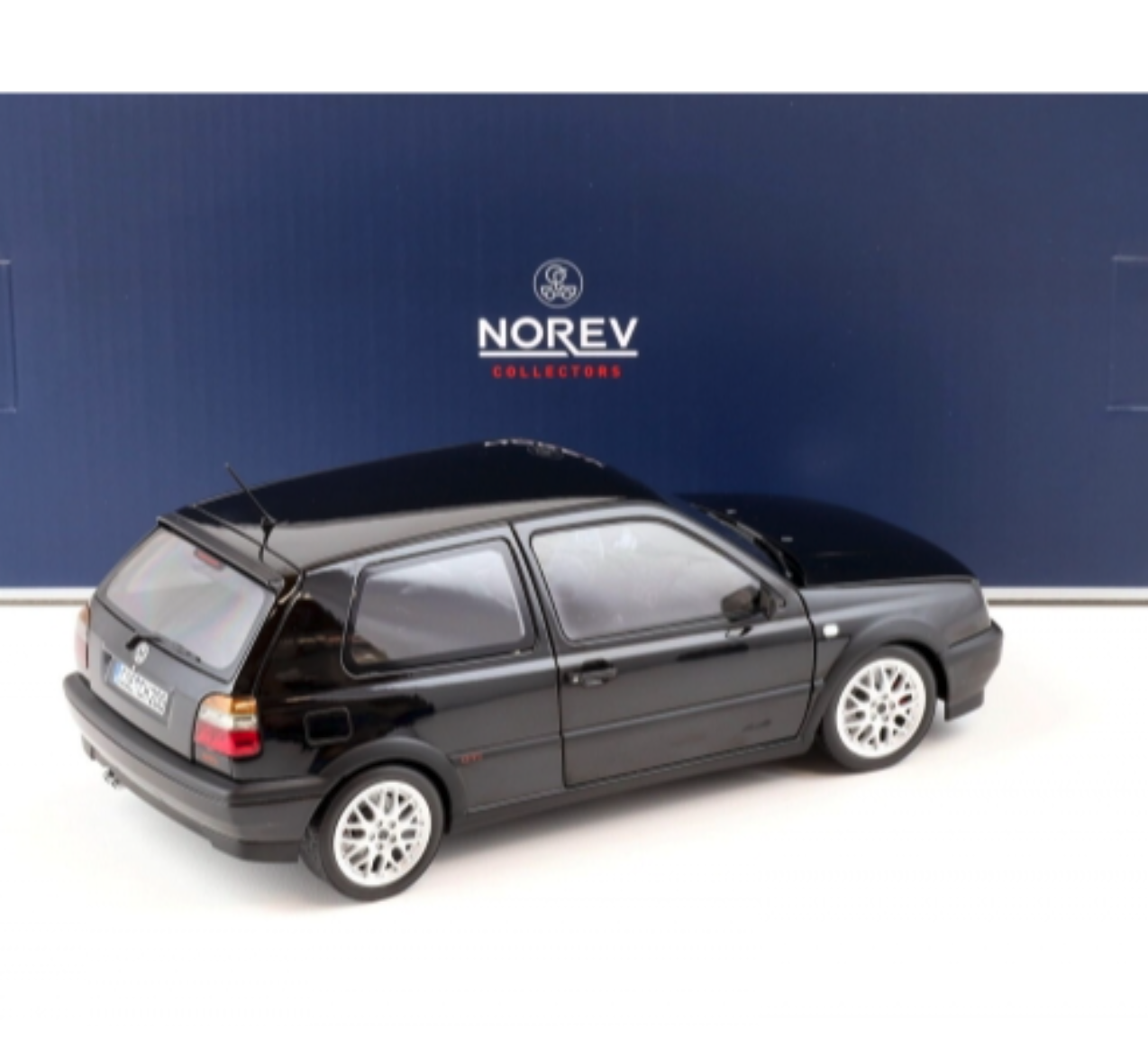 Модель автомобиля Norev 1:18 Volkswagen Golf 3 GTI 1991-1997 Black (188415) - фото 4