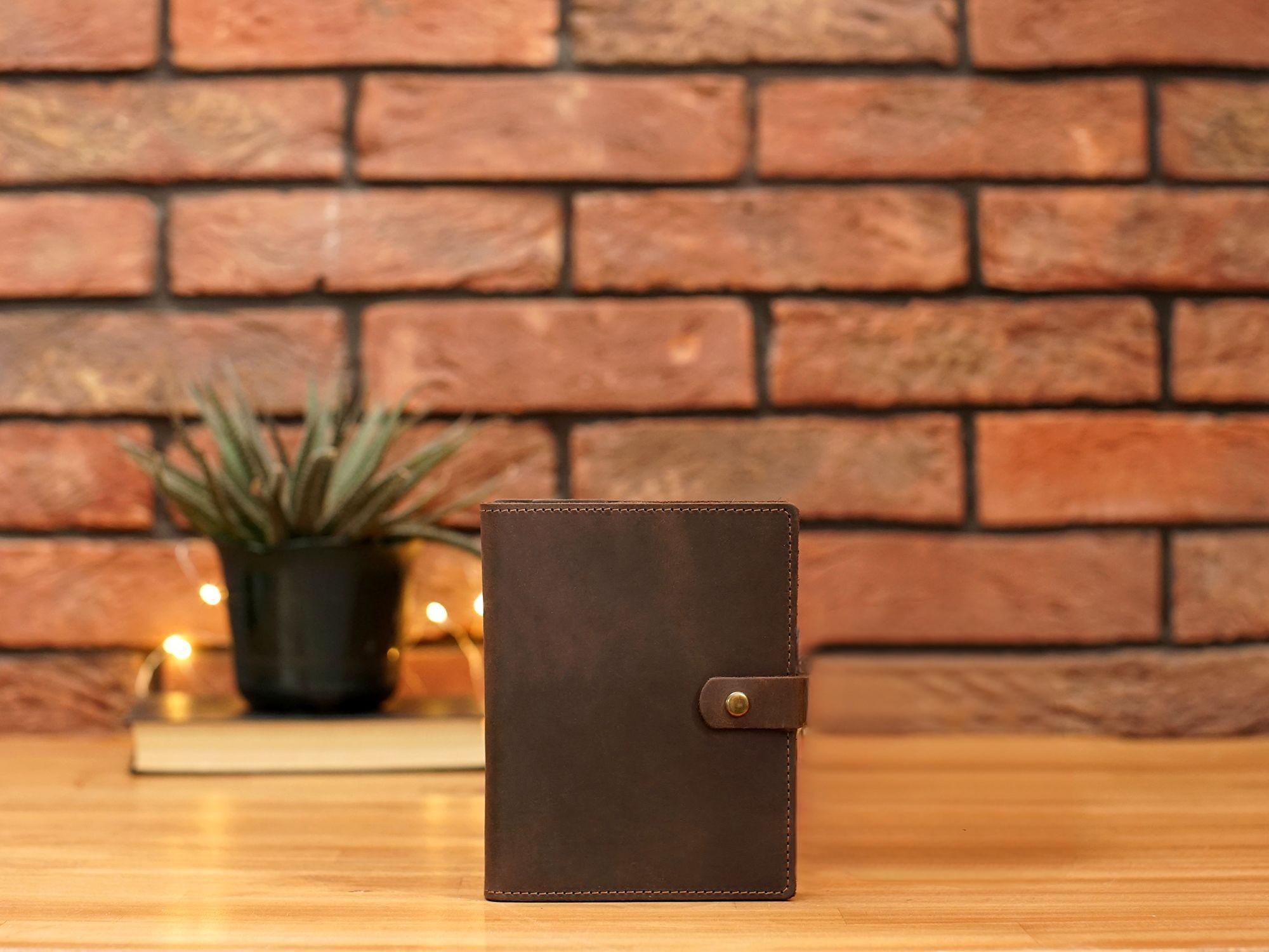 Обкладинка для блокноту Crazy зі шкіри з персоналізацією A6 + блокнот Темно-коричневий (86126)