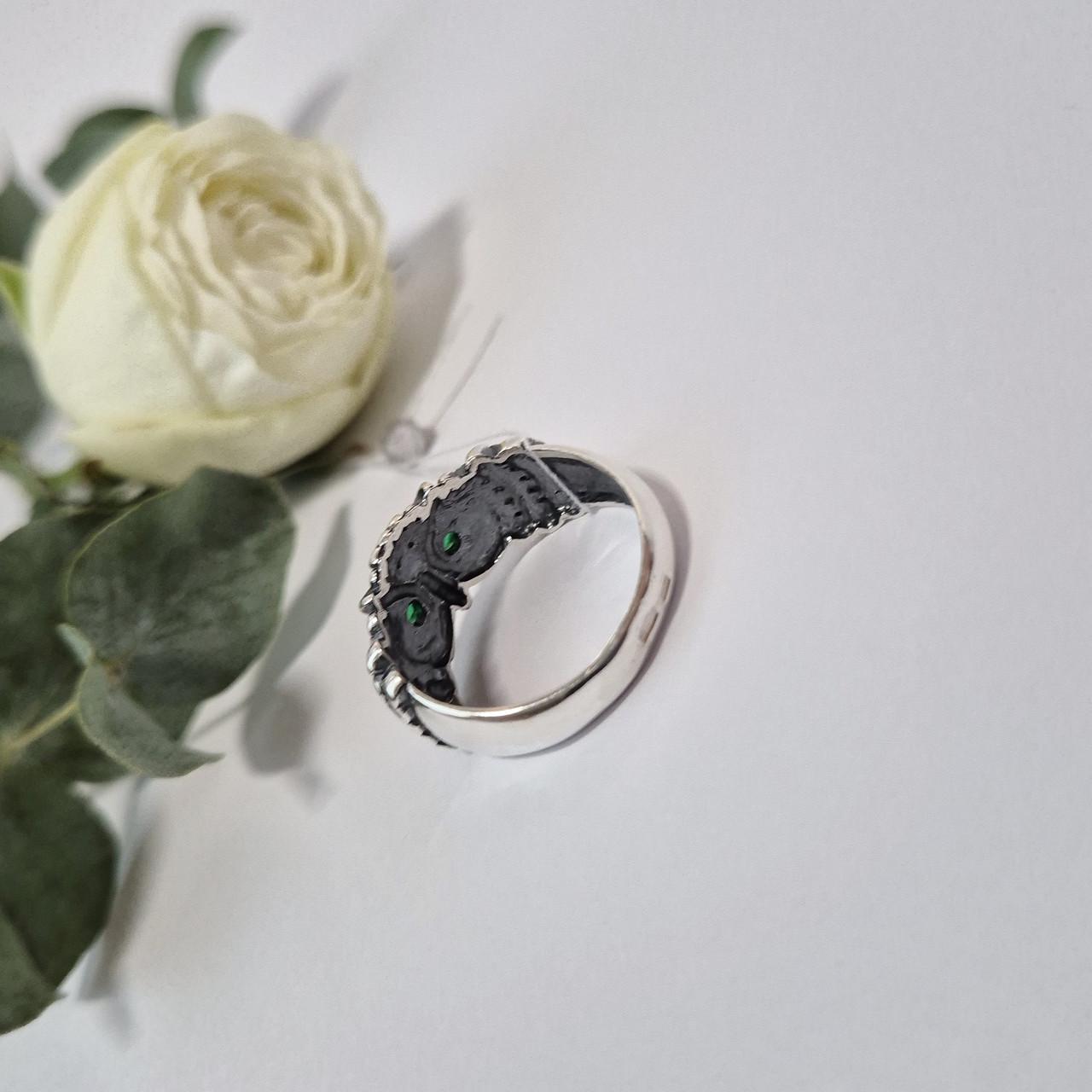 Каблучка пугач із зеленими очима срібло 925 проби чорнене 6,00 г р. 19,5 (1248) - фото 2 Каблучка пугач із зеленими очима срібло 925 проби чорнене 6,00 г р. 19,5 (1248) - фото 2