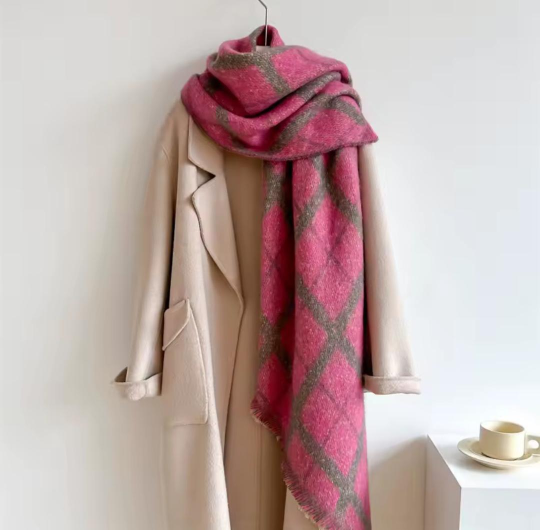 Шарф жіночий пухнастий з асиметричними краями Рожевий (00053)