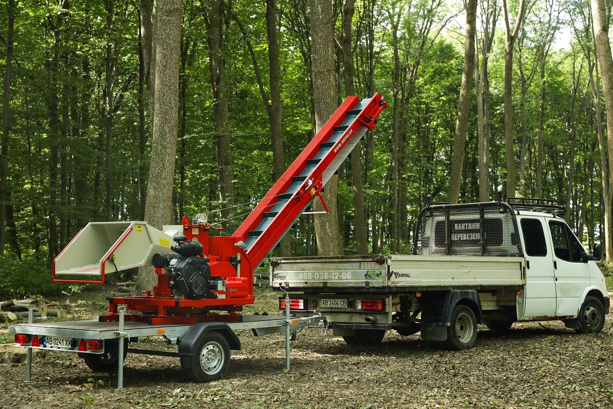 Подрібнювач гілок Arpal на шматки дров з бензиновим двигуном на причепі з поворотною платформою (АМ-200БД-К) - фото 3 Подрібнювач гілок Arpal на шматки дров з бензиновим двигуном на причепі з поворотною платформою (АМ-200БД-К) - фото 3