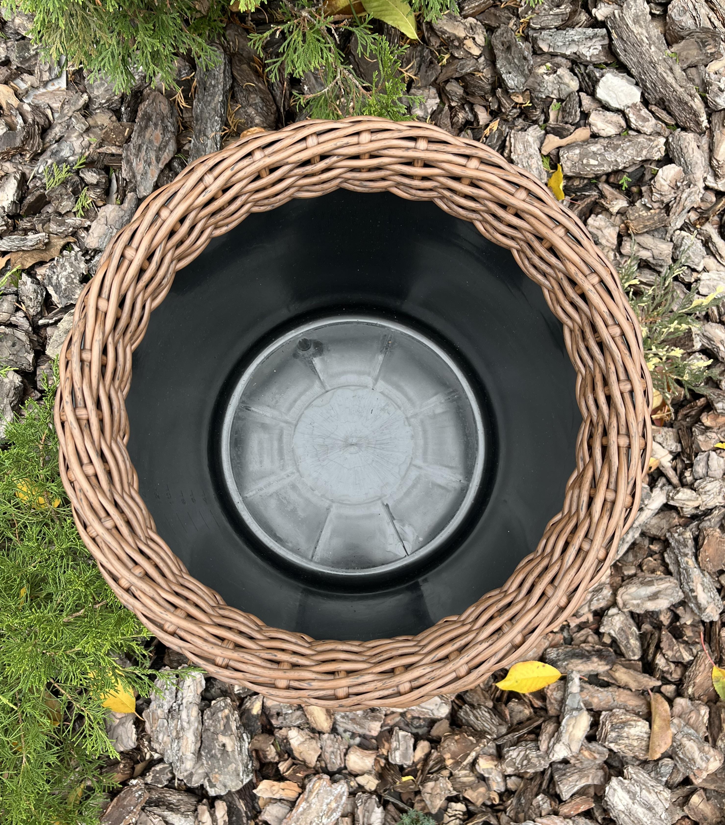 Кашпо для квітів конус зі штучного ротанга 20 л Темне дерево (29881034) - фото 3 Кашпо для квітів конус зі штучного ротанга 20 л Темне дерево (29881034) - фото 3