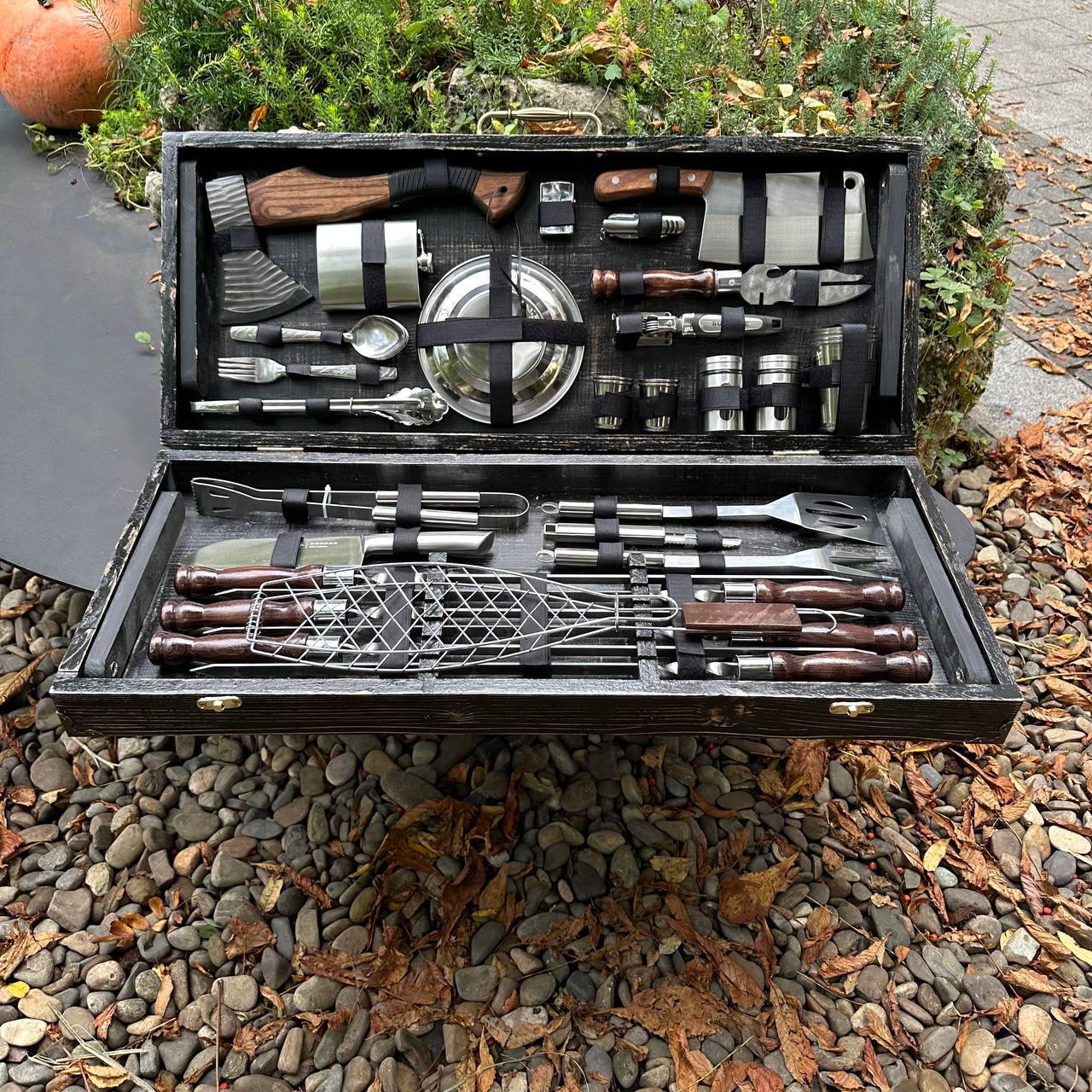 Набор шампуров максимальной комплектации в кейсе-столике для шашлыка