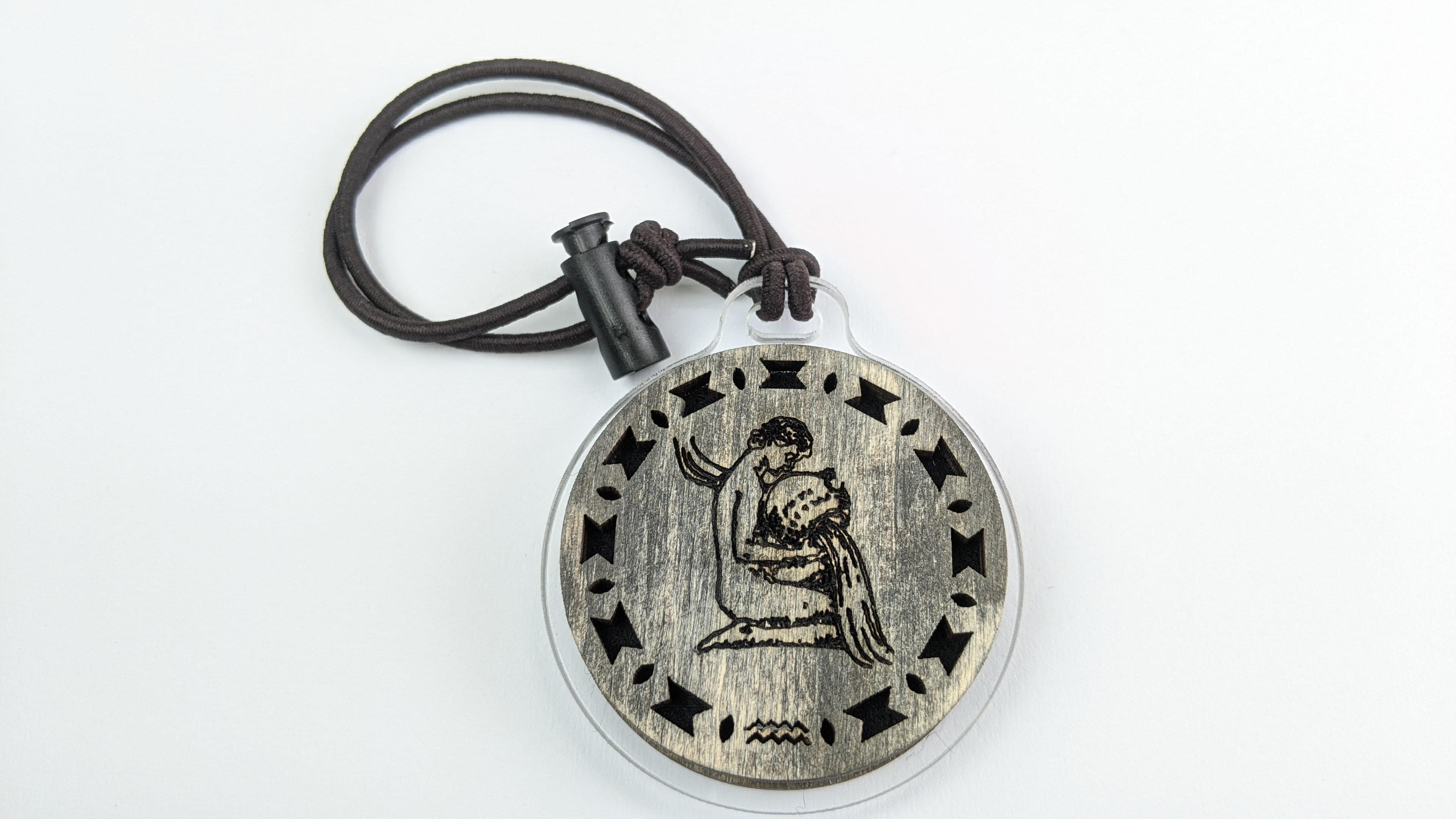 Ароматизатор в авто из натурального дерева Водолей/Black Ice (7442785)