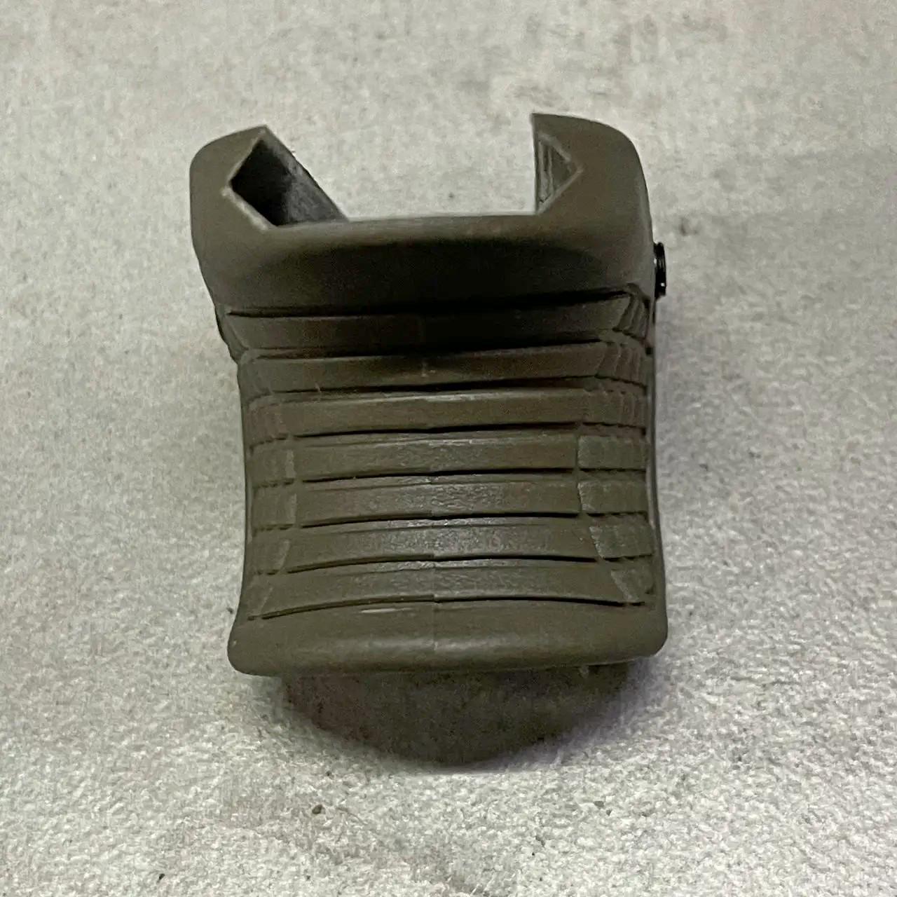 Рукоятка переноса огня DLG Tactical DLG-151 на Picatinny упор на цевье с гнездом для QD антабки Олива (242840) - фото 4 Рукоятка переноса огня DLG Tactical DLG-151 на Picatinny упор на цевье с гнездом для QD антабки Олива (242840) - фото 4