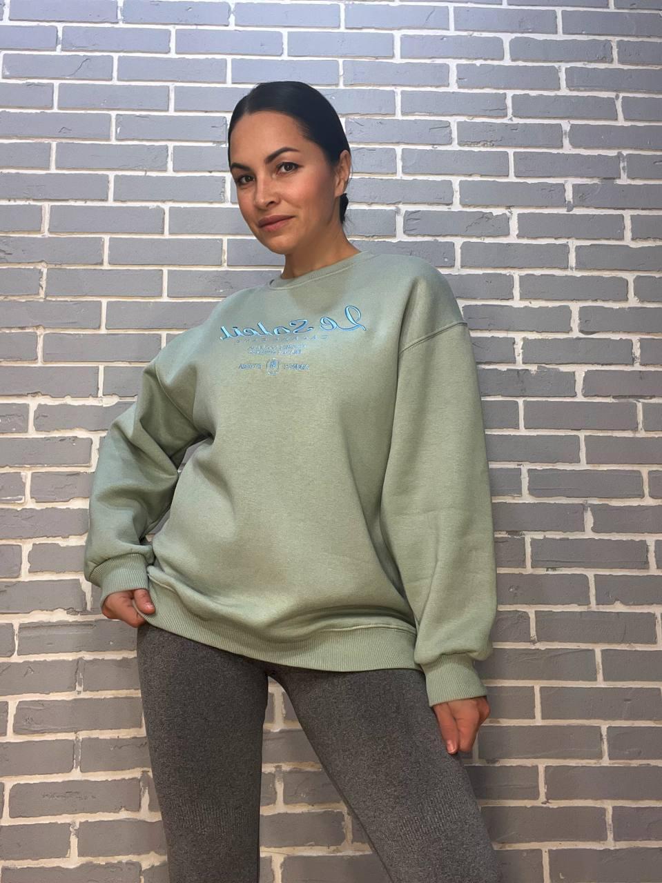 Свитшот женский PEPPER MINT 24-03 оверсайз удлиненный вышивка спереди утепленный XL Оливковый (957) - фото 2