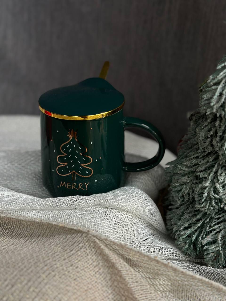 Чашка новорічна Olens Золотий рік кераміка з кришкою та ложкою 370 мл (102-1084) - фото 1 Чашка новорічна Olens Золотий рік кераміка з кришкою та ложкою 370 мл (102-1084) - фото 1