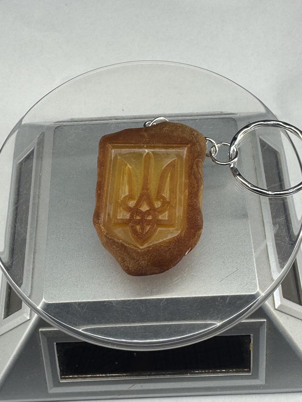 Брелок из янтаря 43/30 мм (к-202)