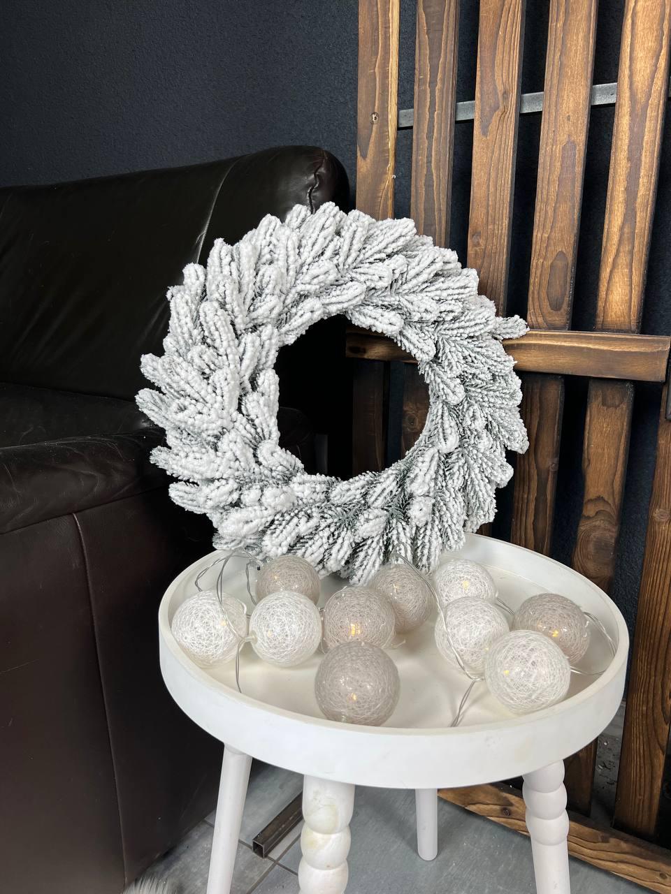 Новорічний засніжений вінок Роял зі штучної хвої 40 см Зелений (YA678609) - фото 2 Новорічний засніжений вінок Роял зі штучної хвої 40 см Зелений (YA678609) - фото 2