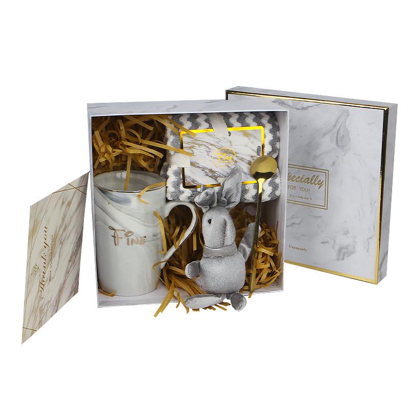 Сувенирный подарочный набор Lesko F15 чашка/полотенце/ложка/игрушка/открытка (24366465)