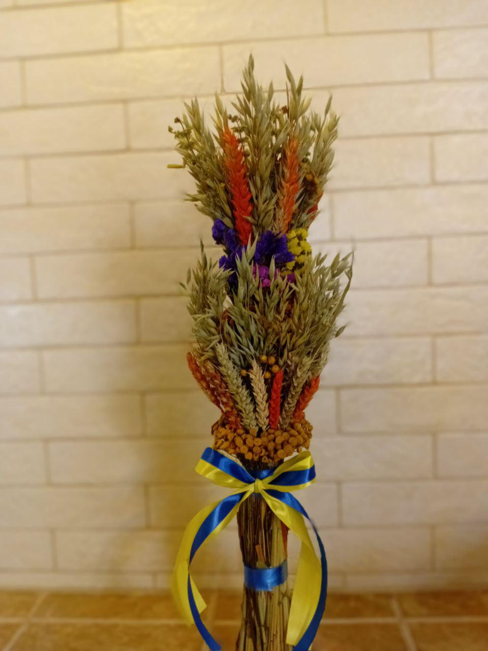 Дидух рождественский из колосьев пшеницы/льна и овса 50-55 см на трех ножках с желто-голубой лентой