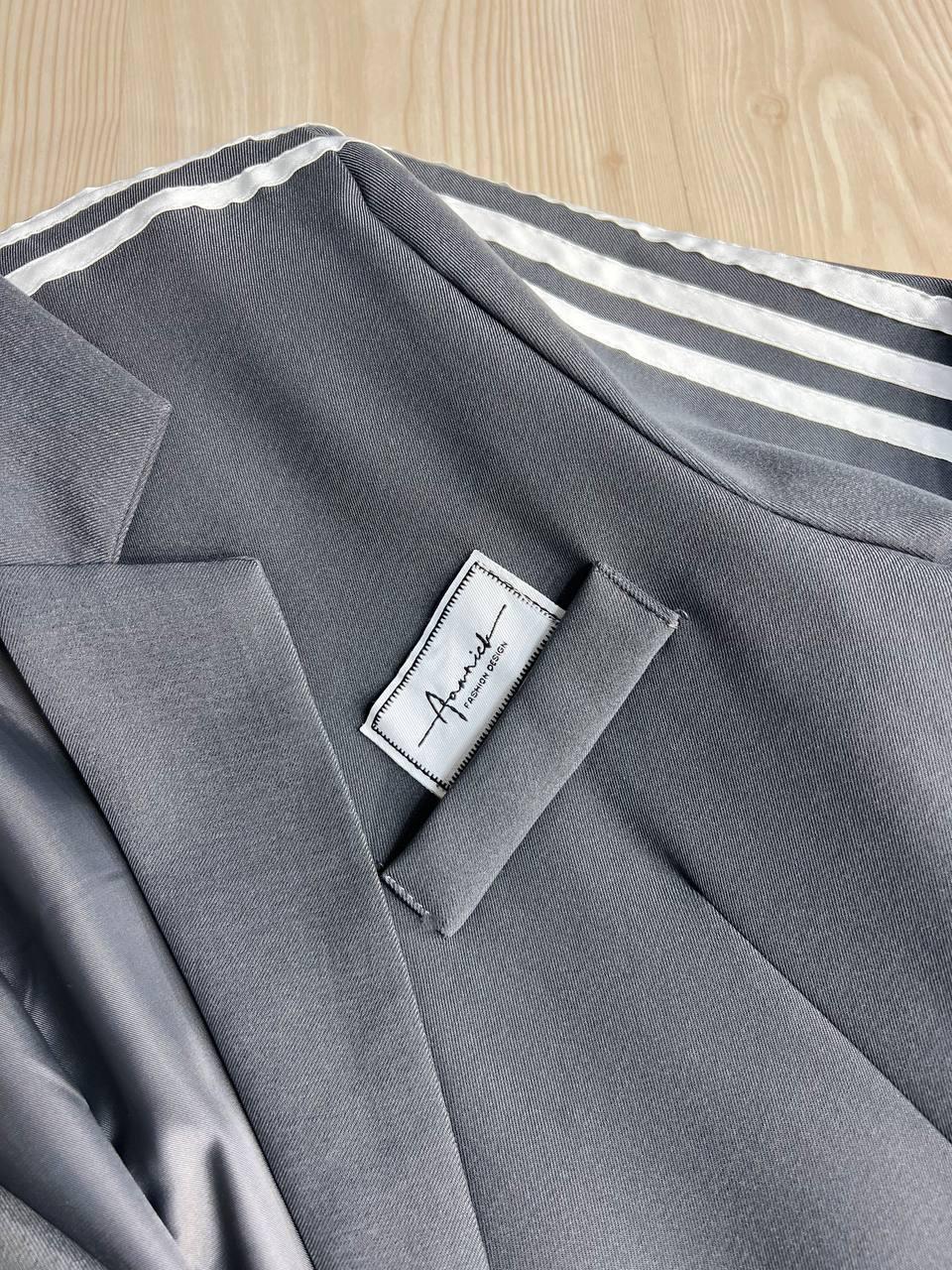 Пиджак женский Qidian 92208 с лампасами на рукавах широкий OS Серый (3792) - фото 7