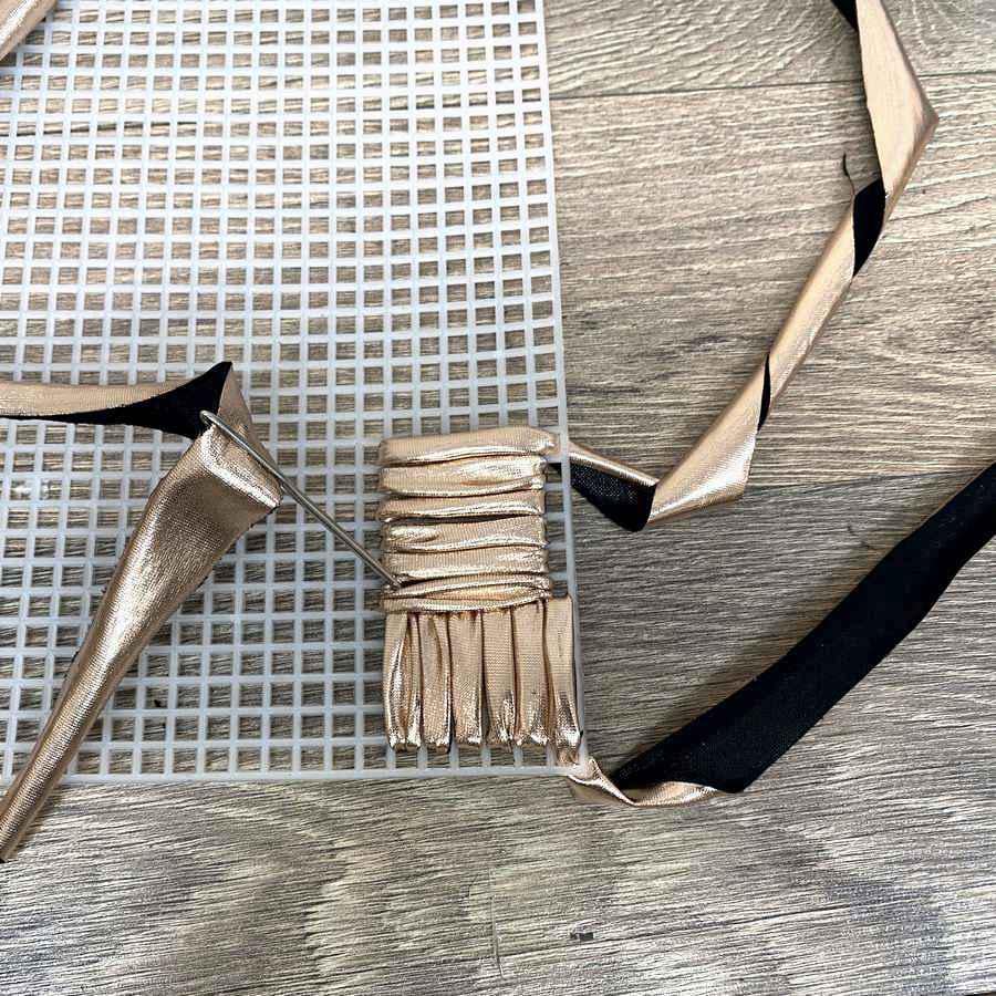 Набор для создания сумки из пластиковой канвы Декоративная брошь Павлин с нитками металлик Золотисто-розовый (8219-42) - фото 6