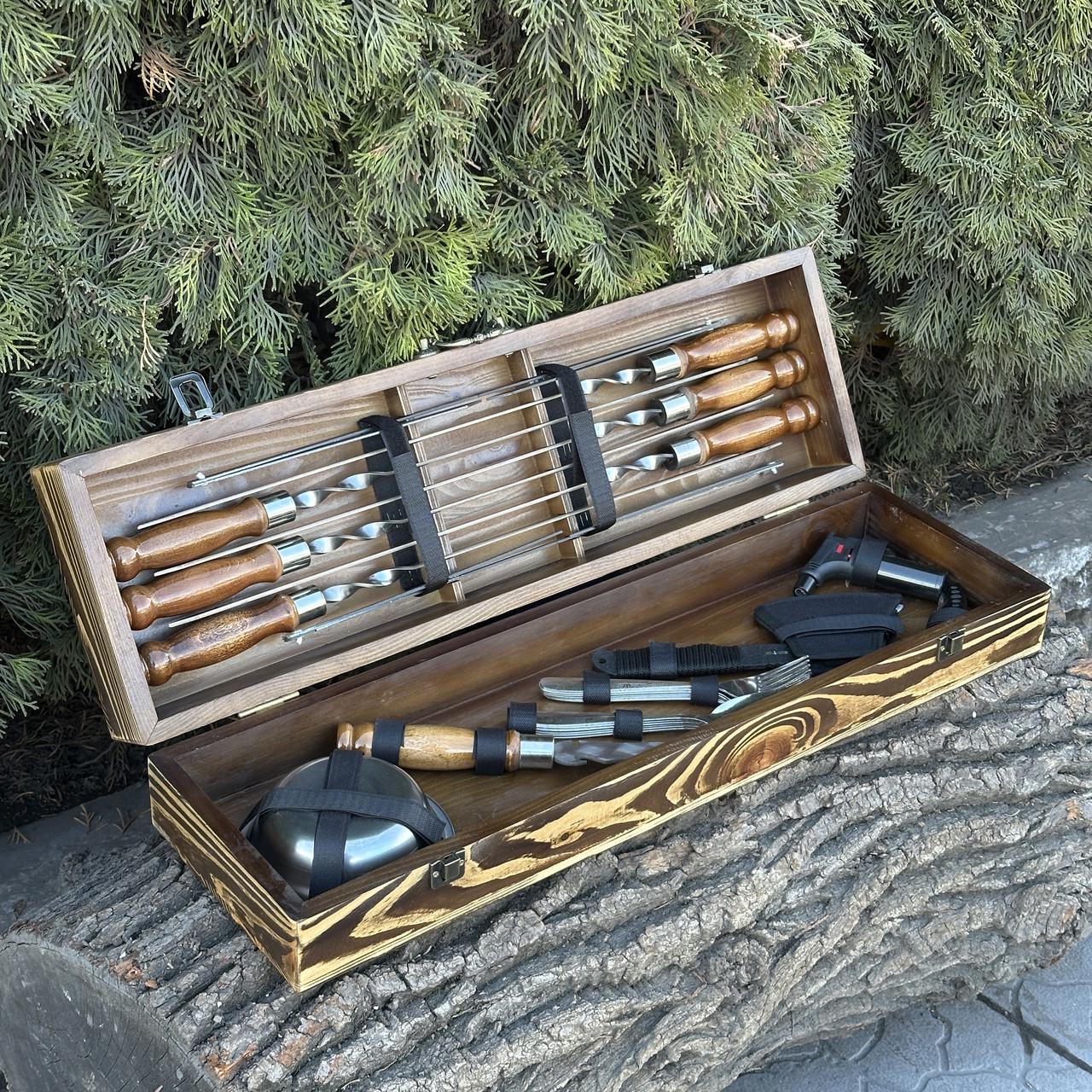 Подарунковий набір шампурів з аксесуарами Mzavod Гетьман із нержавіючої сталі в дерев’яному кейсі 720x120x210 мм (136-17-1190710000854) - фото 2 Подарунковий набір шампурів з аксесуарами Mzavod Гетьман із нержавіючої сталі в дерев’яному кейсі 720x120x210 мм (136-17-1190710000854) - фото 2