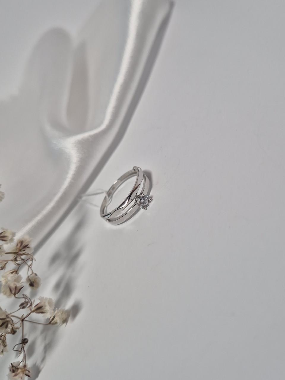 Кольцо с белым камнем р. 18 925 пробы 1,29 г (1570)