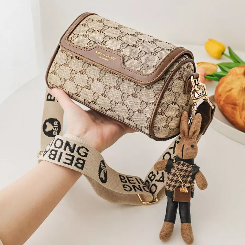 Жіноча сумка крос-боді Beibaobao через плече з брелоком - фото 2