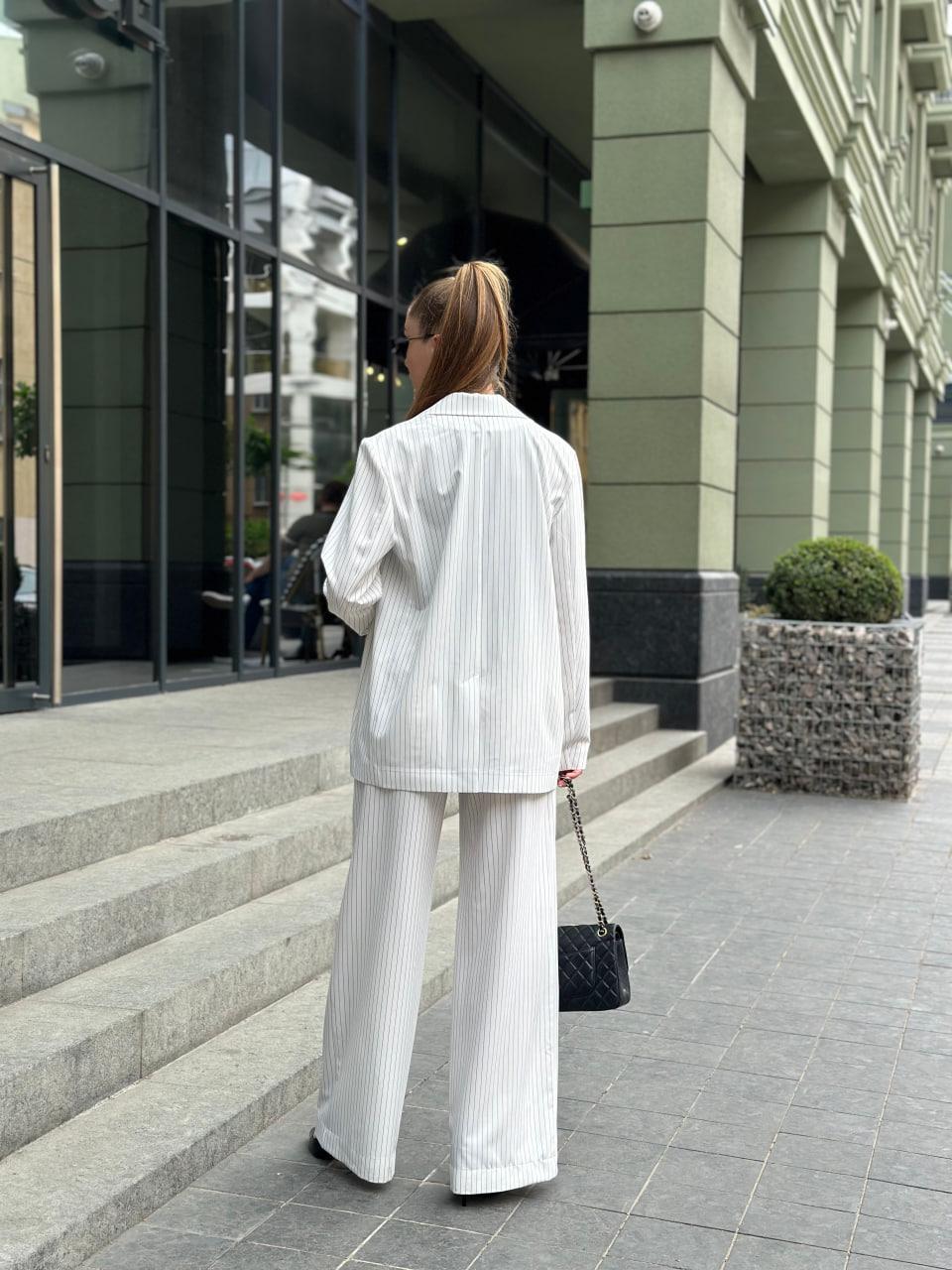Женский костюм в полосочку пиджак и брюки L Белый - фото 4 Женский костюм в полосочку пиджак и брюки L Белый - фото 4