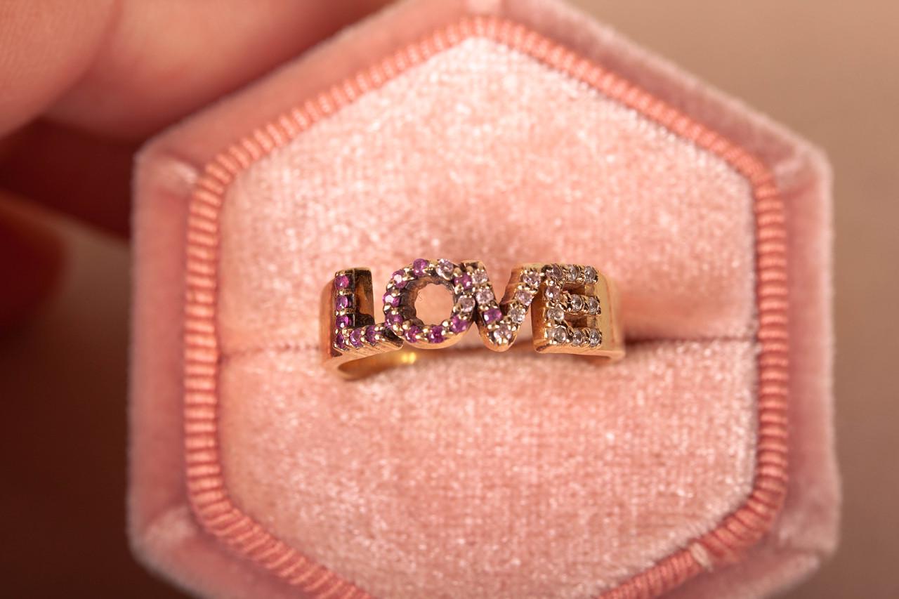 Кільце LOVE із жовтого золота з фіанітами р. 14 (1623459094)