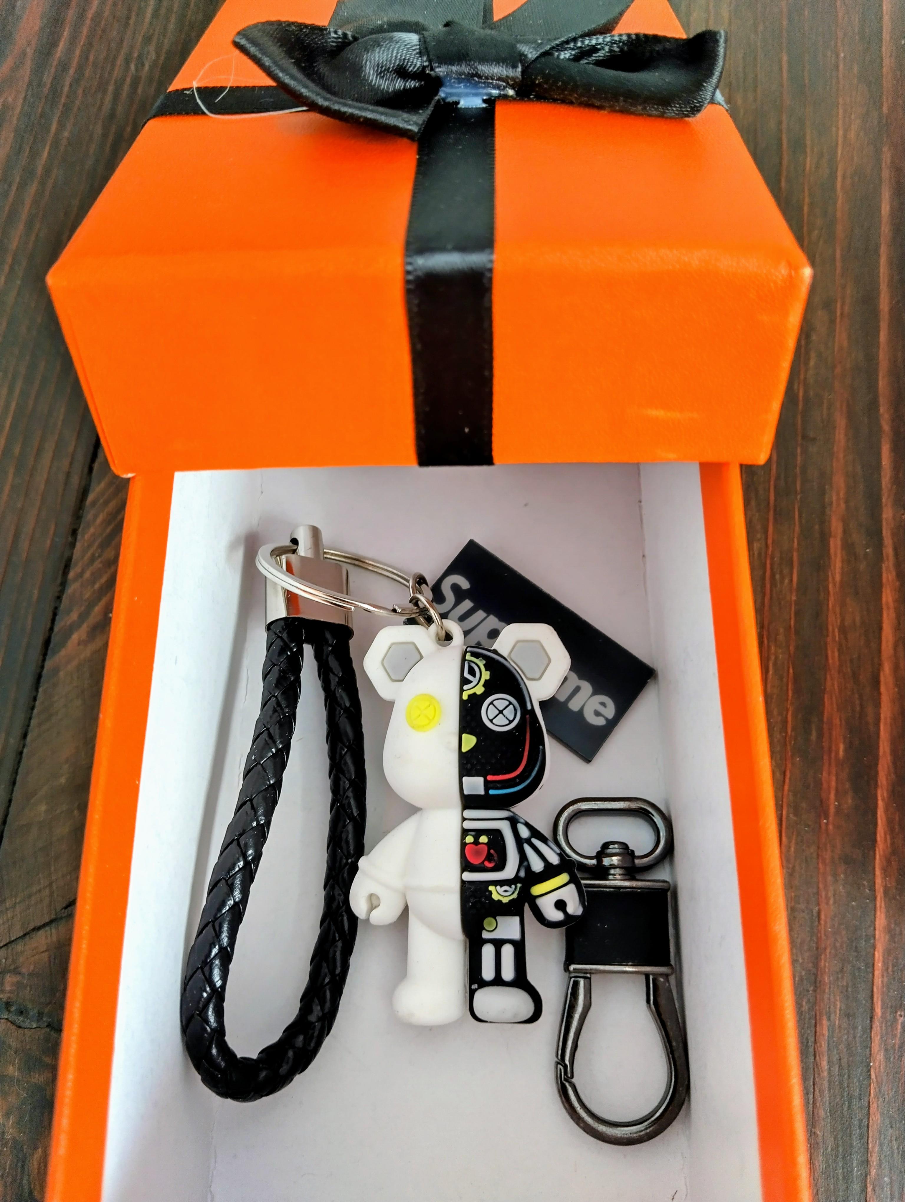 Брелок Медвежонок Bearbrick Киборг Supreme Черно-белый (4627346Sbw) - фото 2 Брелок Медвежонок Bearbrick Киборг Supreme Черно-белый (4627346Sbw) - фото 2