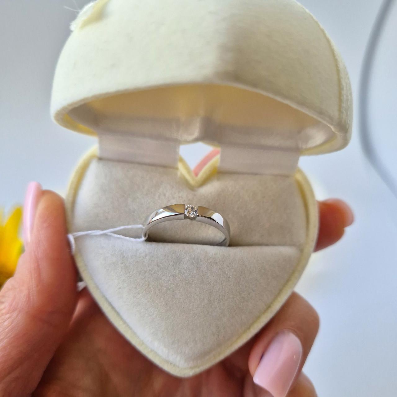 Каблучка з білим каменем срібло 925 проби родоване 1,37 г р. 19 (1593/3) - фото 3 Каблучка з білим каменем срібло 925 проби родоване 1,37 г р. 19 (1593/3) - фото 3