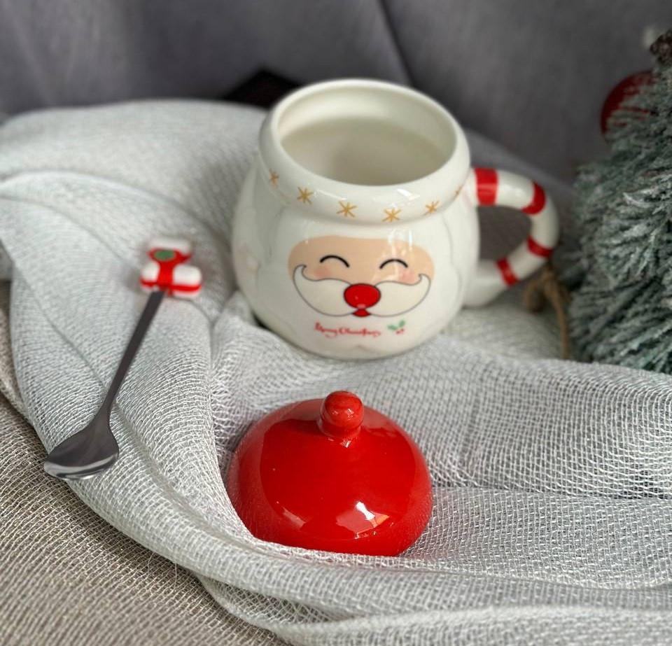 Кухоль керамічний Olens 102-1062 Кенді-Санта з кришкою та ложкою 400 мл Червоний (2786929820) - фото 3 Кухоль керамічний Olens 102-1062 Кенді-Санта з кришкою та ложкою 400 мл Червоний (2786929820) - фото 3